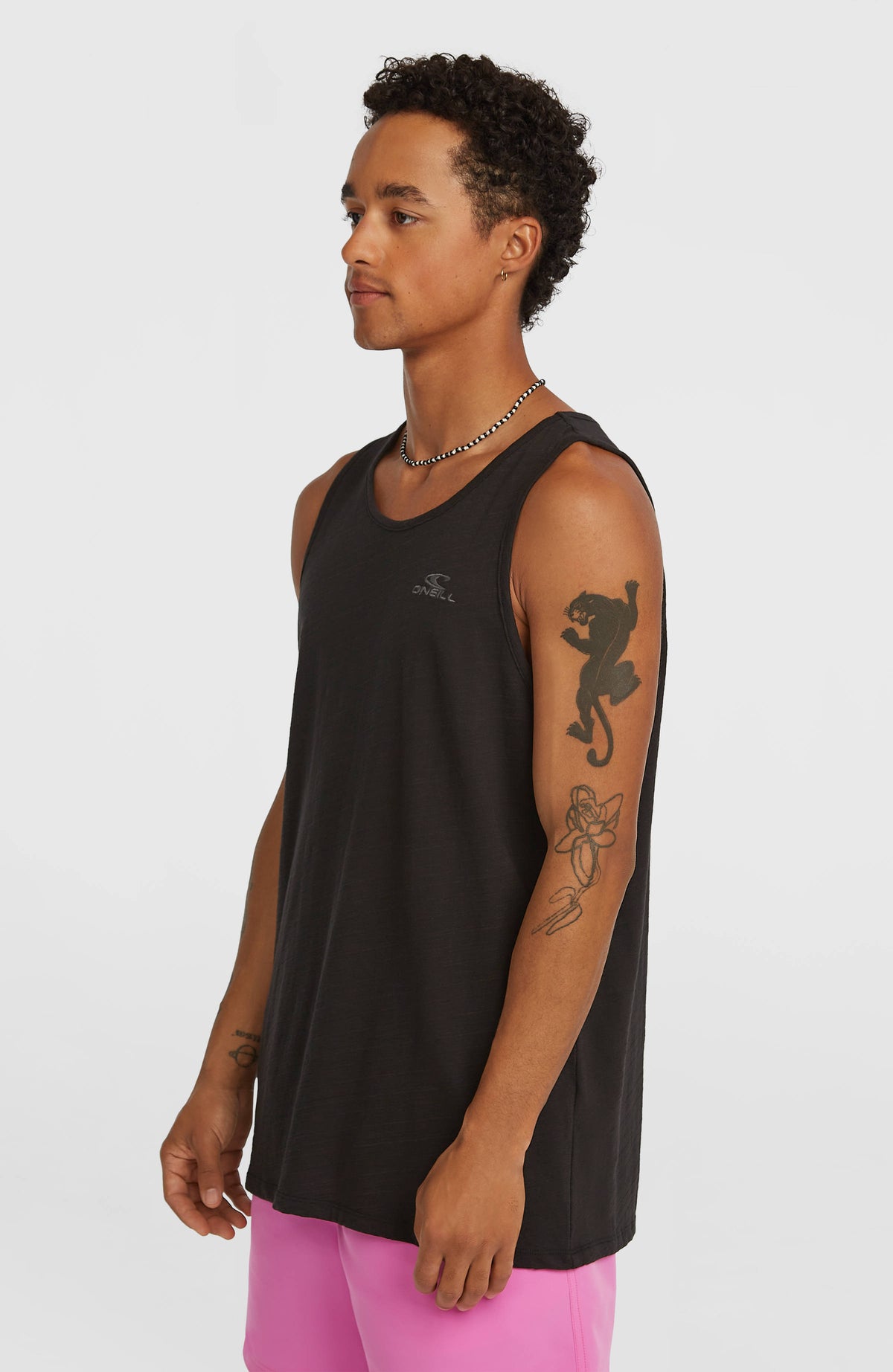 Slub Tanktop für Herren, schwarz, Halbprofilansicht von der Seite, getragen am Model