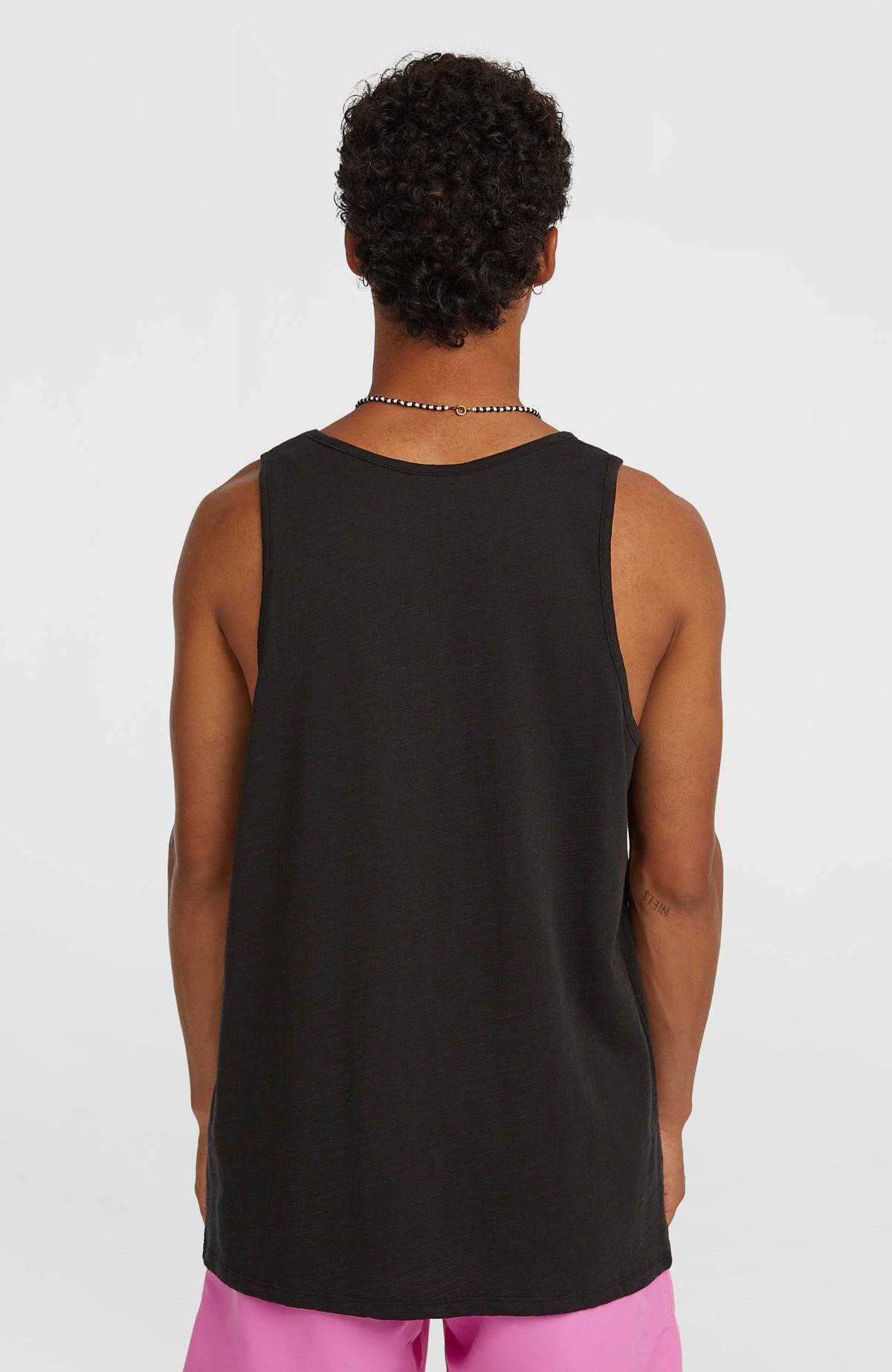 Slub Tanktop für Herren, schwarz, klassische Rückansicht, getragen am Model