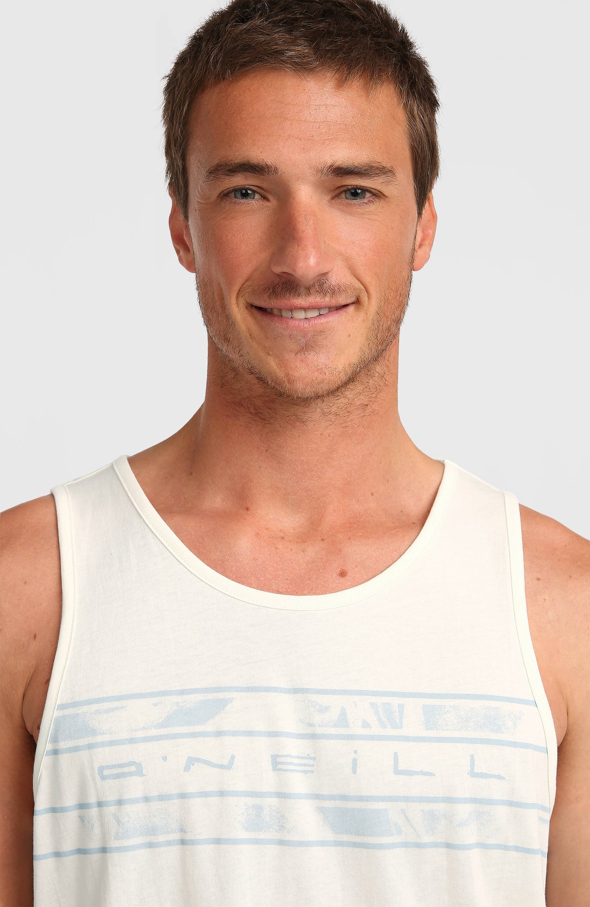 Nahaufnahme von Rundhalsausschnitt und Logo-Print des weißen Graphic Tanktops am Model