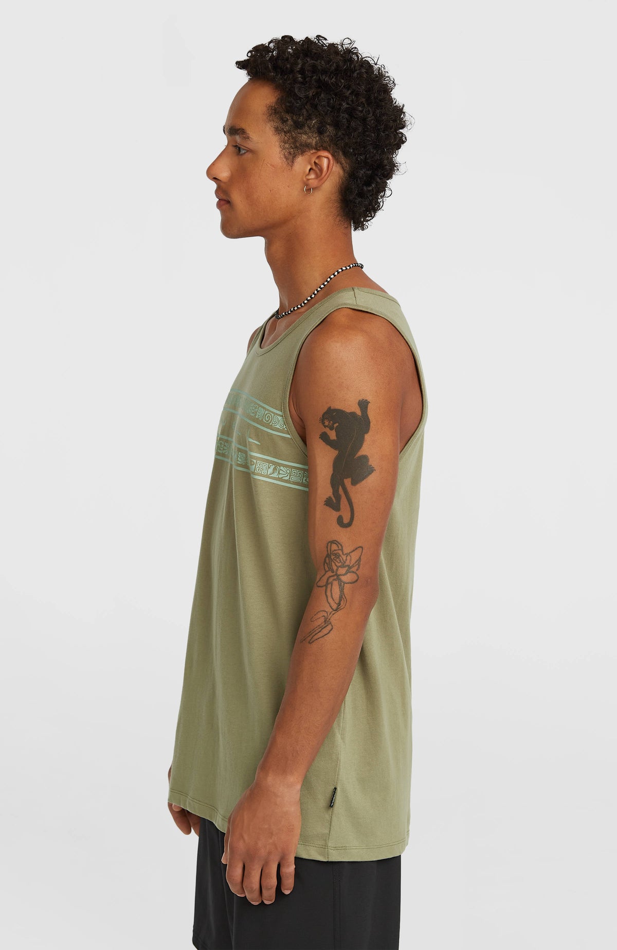Graphic Tanktop für Herren, grün mit Logo-Print in Hellgrün, Seitenansicht am Model mit kleinem Saumlabel