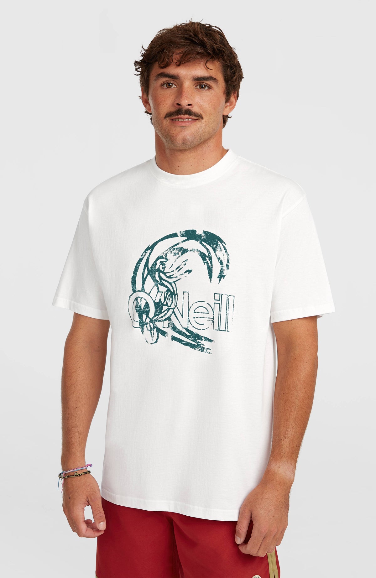 O'Neill O'Riginals Circle Surfer T-Shirt für Herren, weiß mit Logo-Print in Grün, frontale Ansicht am Model