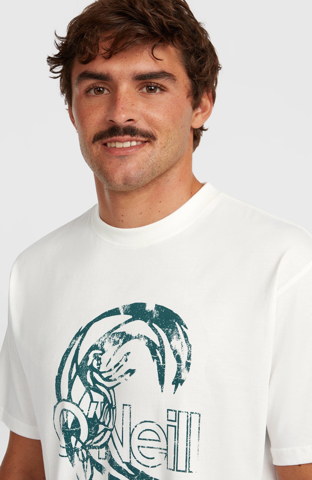 O'Riginals Circle Surfer T-Shirt, weiß mit Logo-Print in Grün, Nahaufnahme von Rundhalsausschnitt und Print