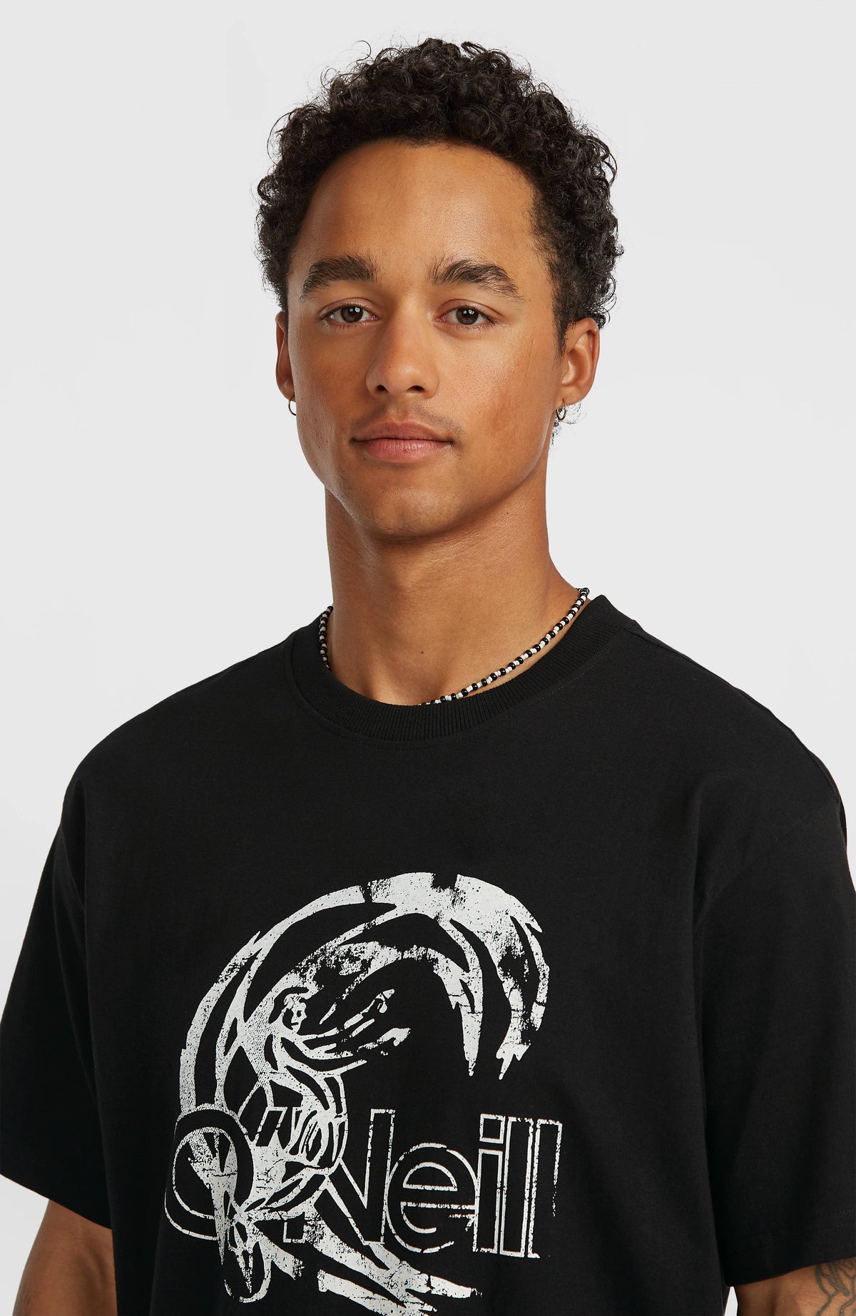 O'Riginals Circle Surfer T-Shirt für Herren, schwarz mit Logo-Print in Weiß, Nahaufnahme am Model