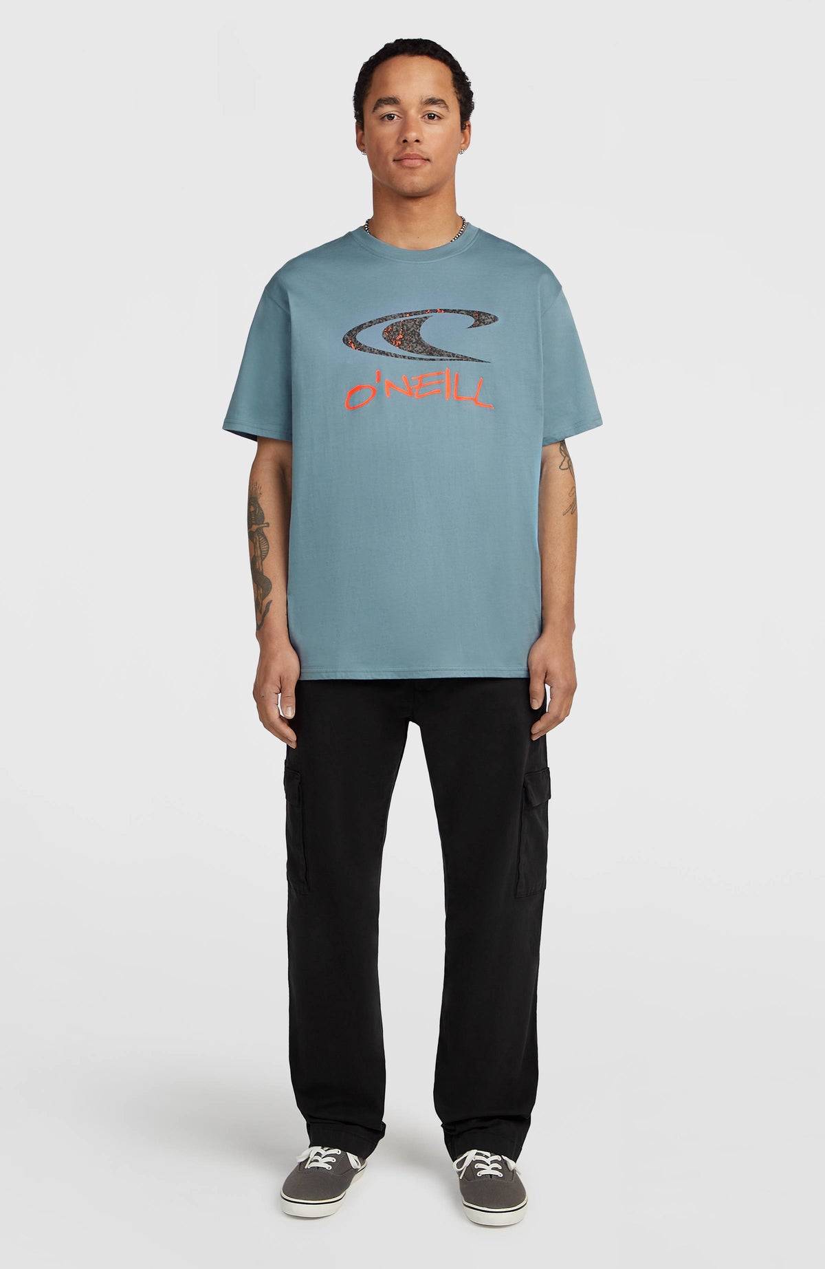 Must-Have Graphic T-Shirt für Herren, blau mit Logo-Print in Schwarz und Orange, Ganzkörperansicht am Model