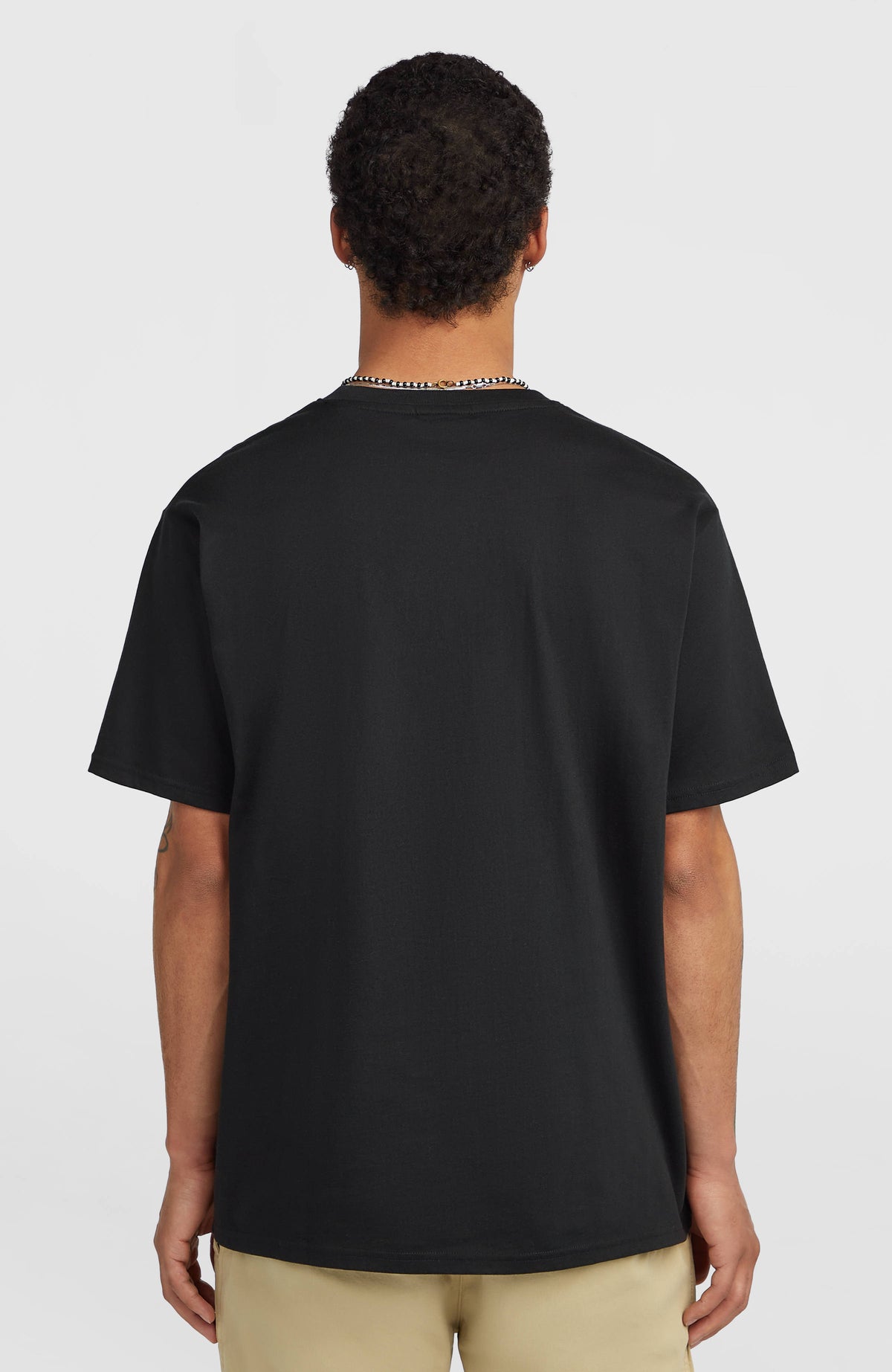 Must-Have Graphic T-Shirt für Herren, schwarz, Rückansicht am Model mit klassischem Rundhalsausschnitt