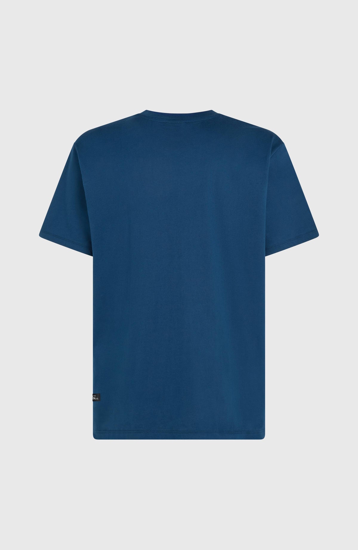 Blaues Muir T-Shirt für Herren, freigestellt von hinten, kleines Logo-Label am Saum