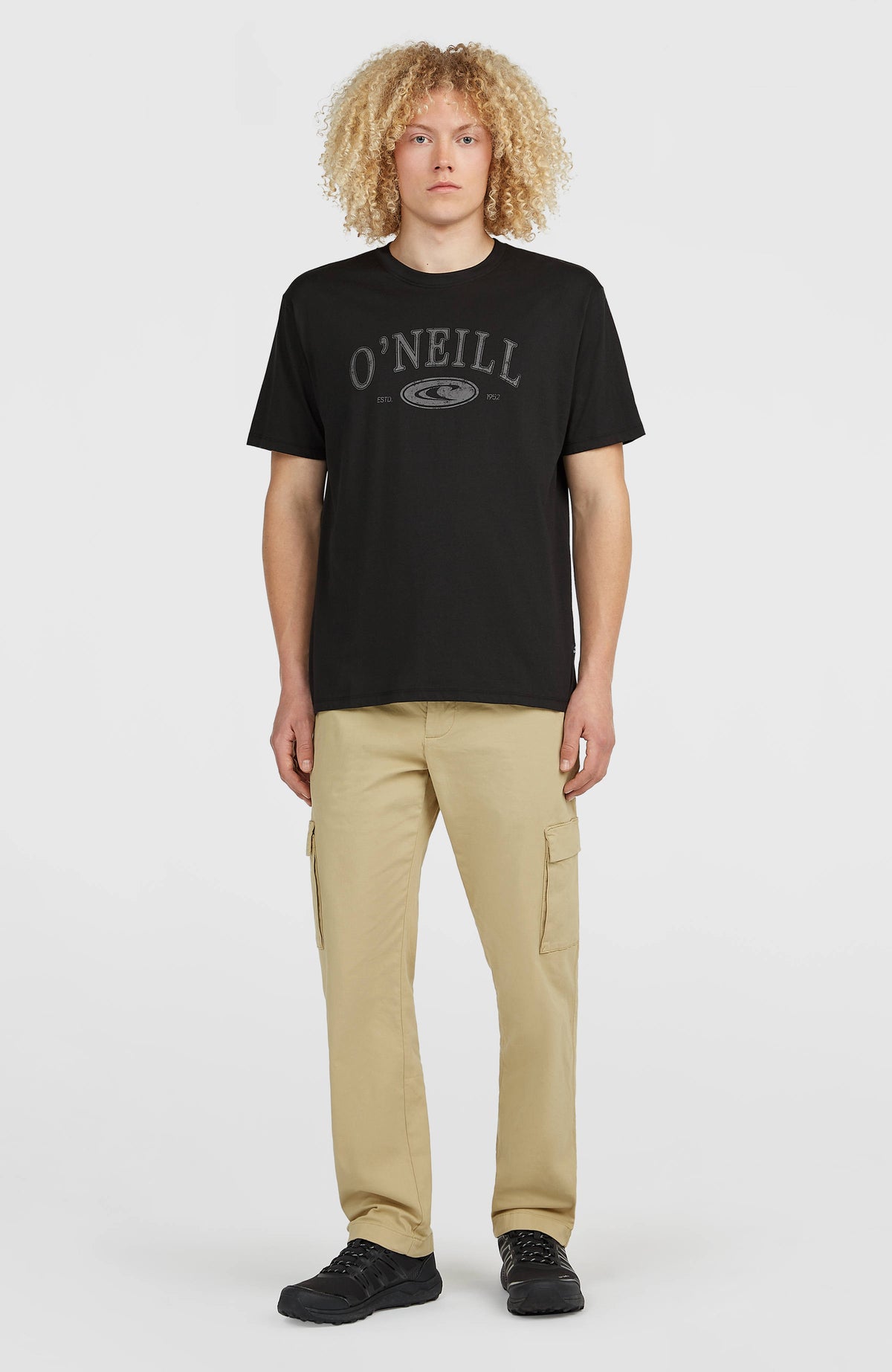 Muir T-Shirt für Herren, schwarz mit Logo-Print in Grau, Vorderansicht in voller Länge am Model