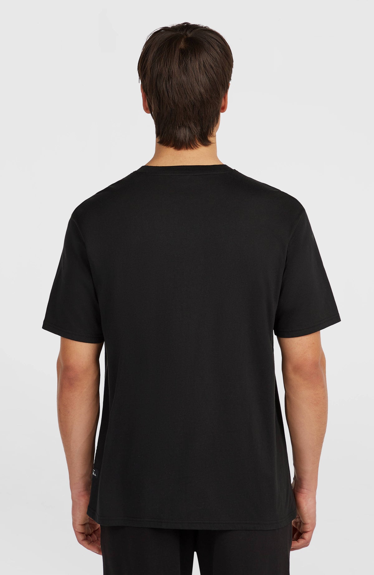 Muir Chest Print T-Shirt für Herren, schwarz, Rückansicht am Model mit Logo-Label am Saum
