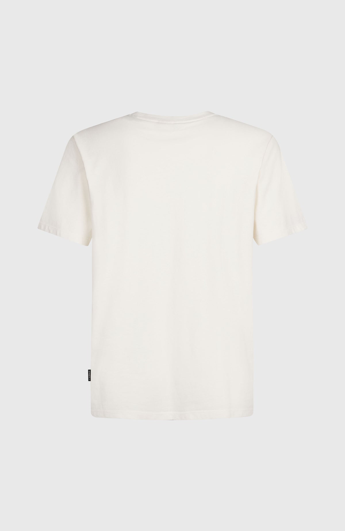 CALI T-SHIRT für Herren, weiß, freigestellte Rückansicht mit kleinem Logo-Label am Saum