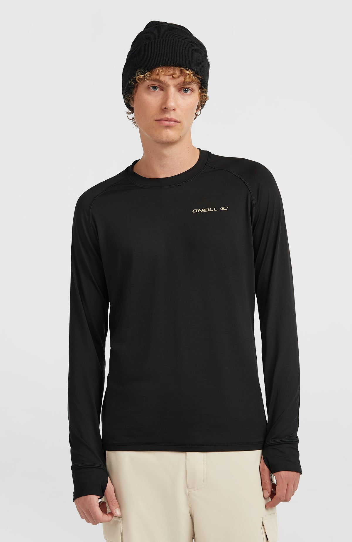 O'Neill Thermoshirt für Herren in Schwarz, Vorderansicht getragen am Model mit Raglanärmeln und Rundhalsausschnitt