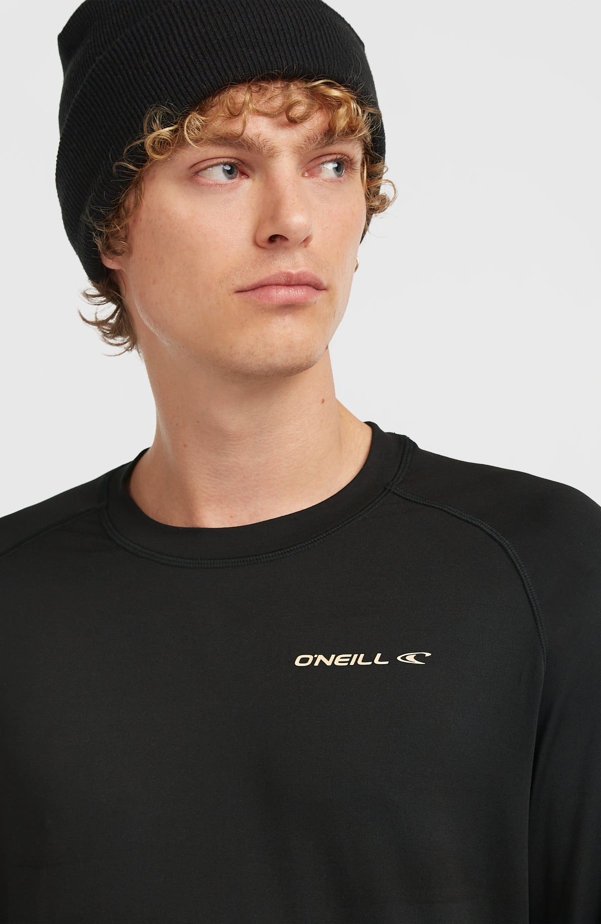Schwarzes Thermoshirt für Herren, Nahaufnahme von Rundhalsausschnitt und Markenlogo auf der Vorderseite am Model