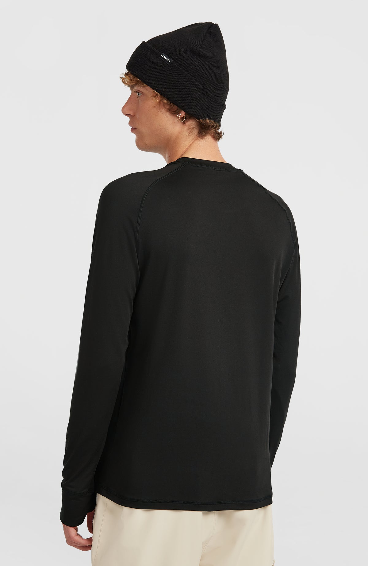 Thermoshirt für Herren in Schwarz, Rückansicht getragen am Model mit Raglannähten und geradem Saumabschluss