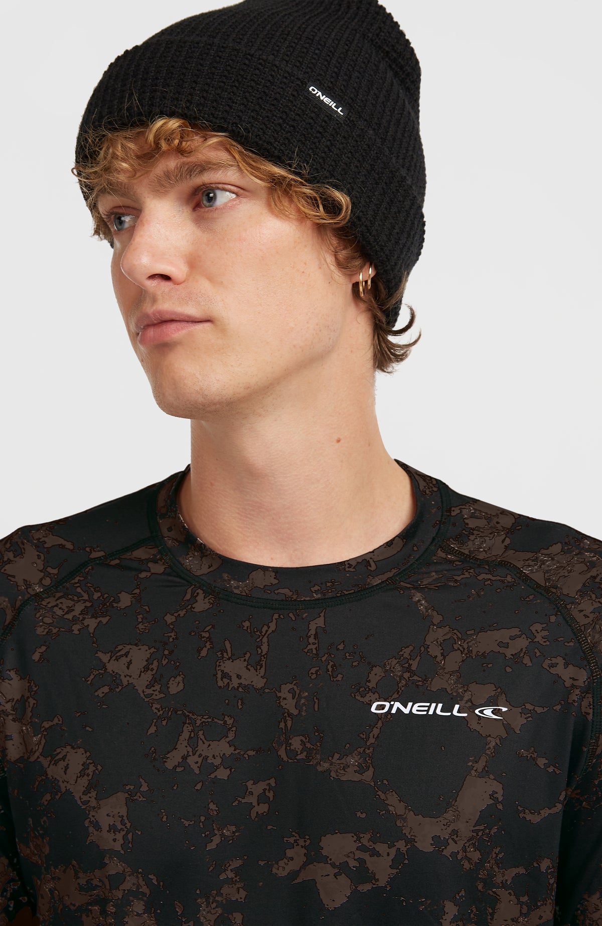 Nahaufnahme des schwarzen Thermoshirts für Herren mit Allover-Muster in Beige, Rundhalsausschnitt und Logo