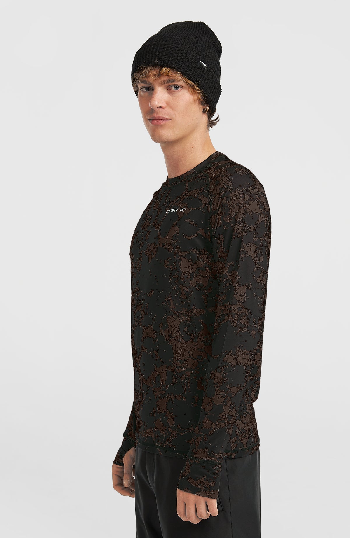 Thermoshirt für Herren, schwarz mit Allover-Muster in Beige, Halbprofilansicht am Model mit Raglan-Ärmeln