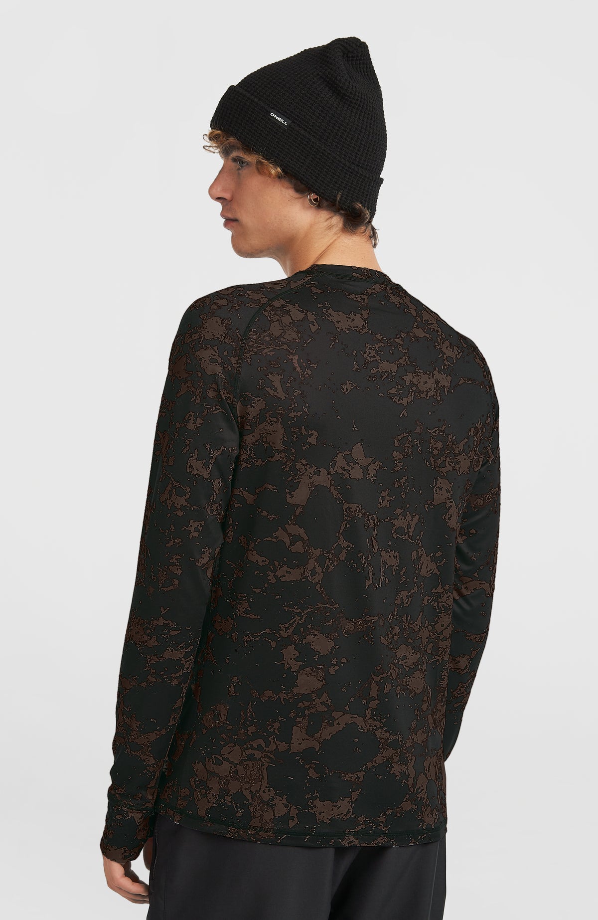 Thermoshirt für Herren, schwarz mit Allover-Muster in Beige, Rückansicht am Model mit kontrastierenden Nähten