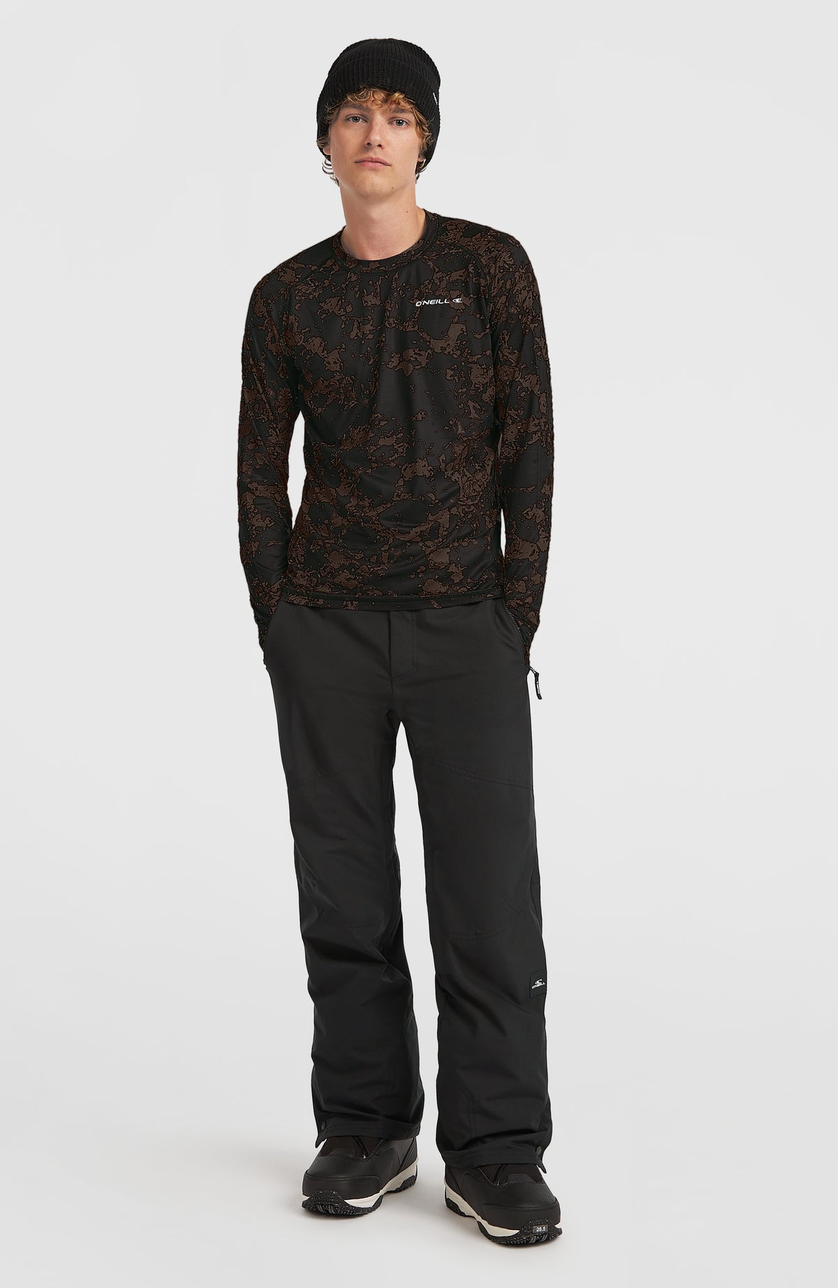 Ganzkörperansicht des schwarzen Thermoshirts für Herren mit Allover-Muster in Beige von vorne am Model