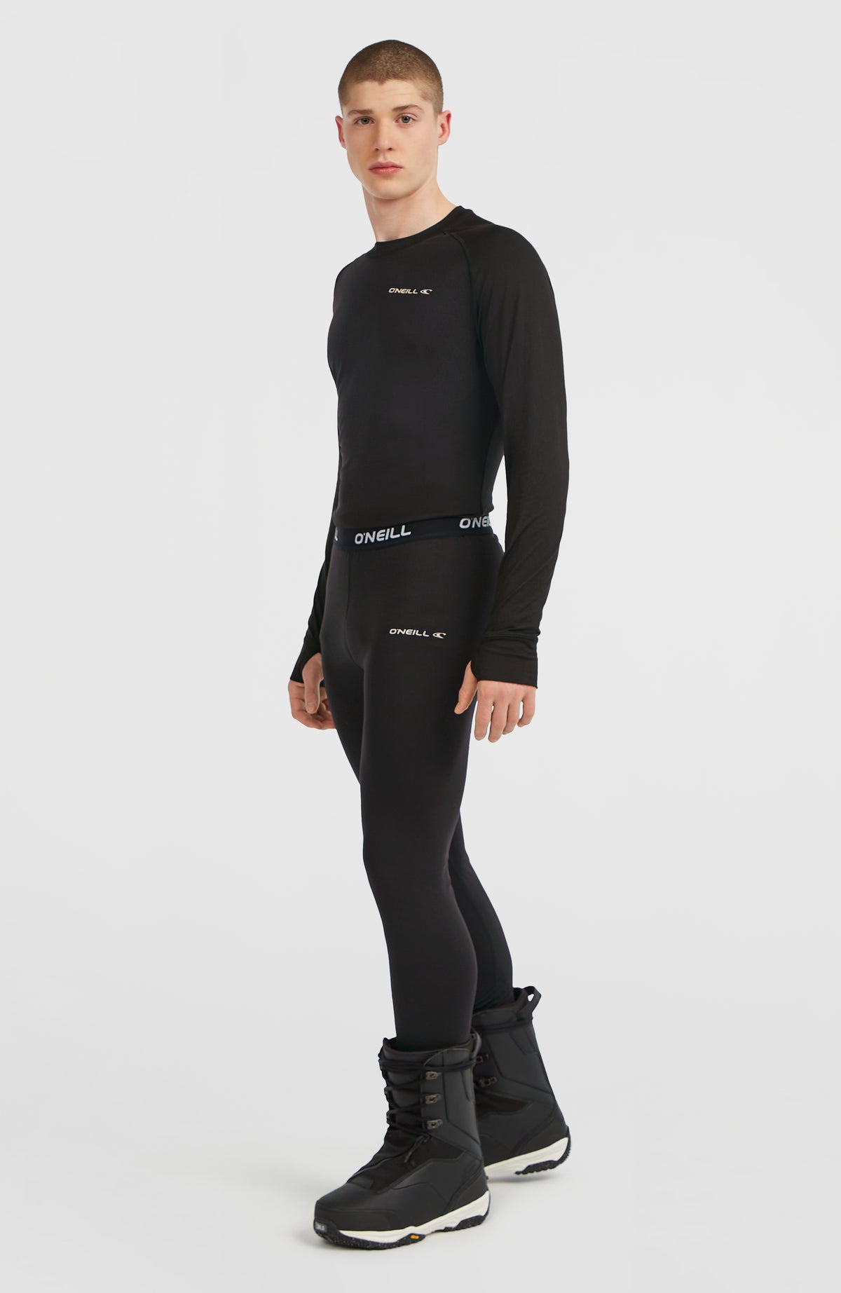 Thermounterhose für Herren, schwarz, Dreiviertelansicht am Model mit Logo-Print