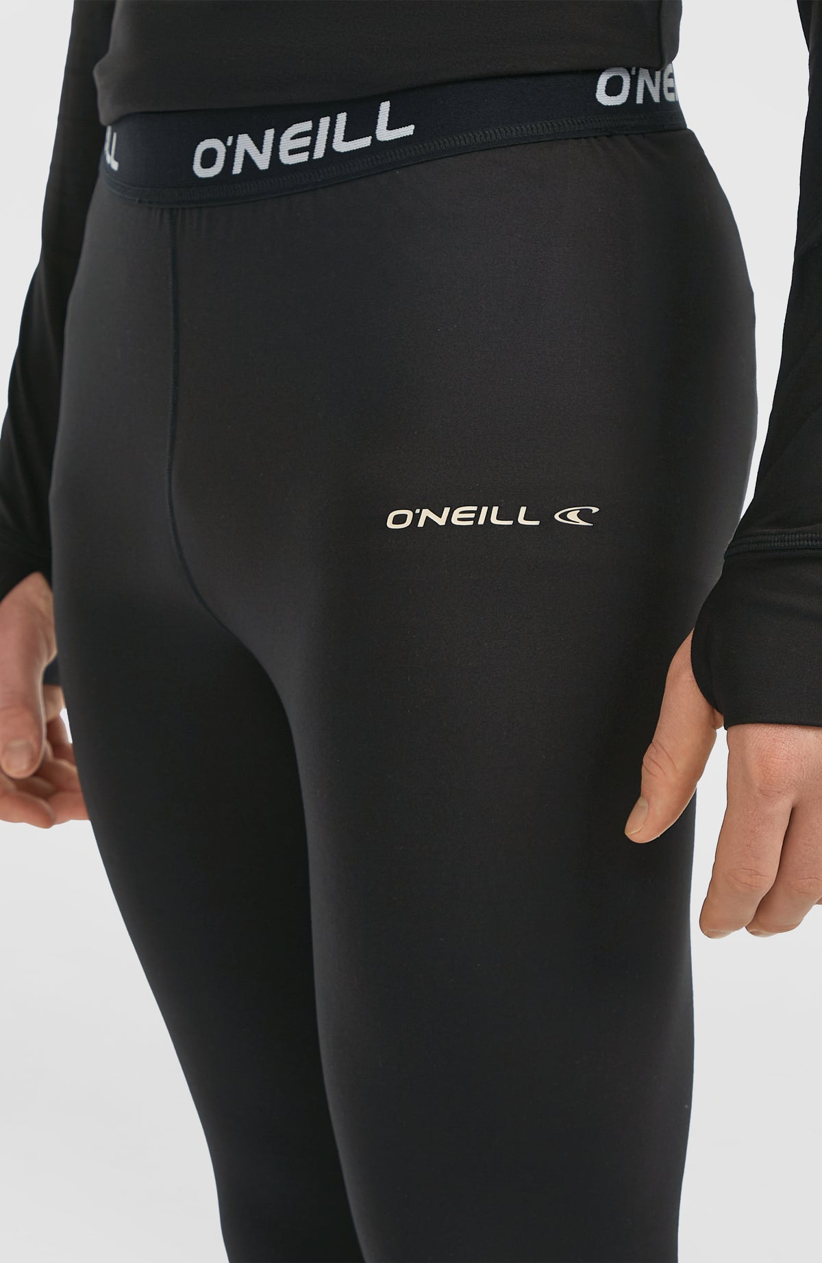 Nahaufnahme von elastischem Bund mit Schriftzug und Logo-Print der schwarzen Thermounterhose