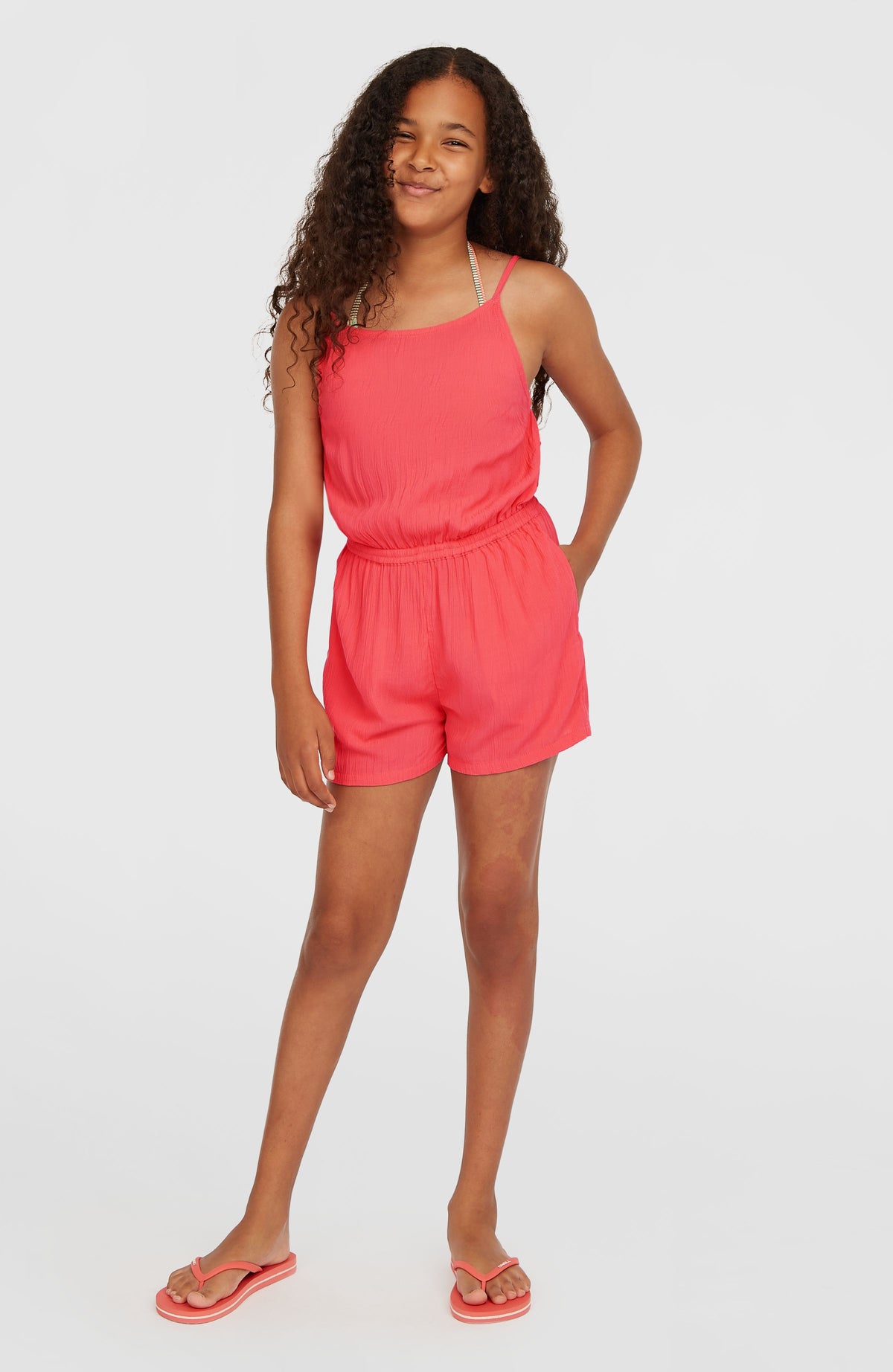 Gewebter Sommer-Playsuit für Mädchen, pink, Ganzkörperansicht am Model mit Eingrifftasche