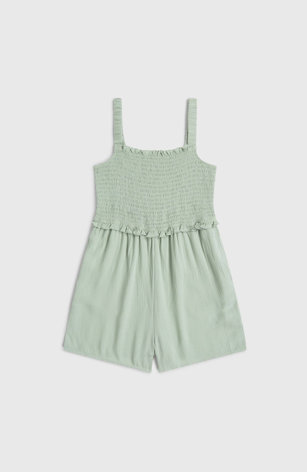 Woven Playsuit für Mädchen in Grün, flach liegend von vorne mit gesmoktem Oberteil und Rüschen