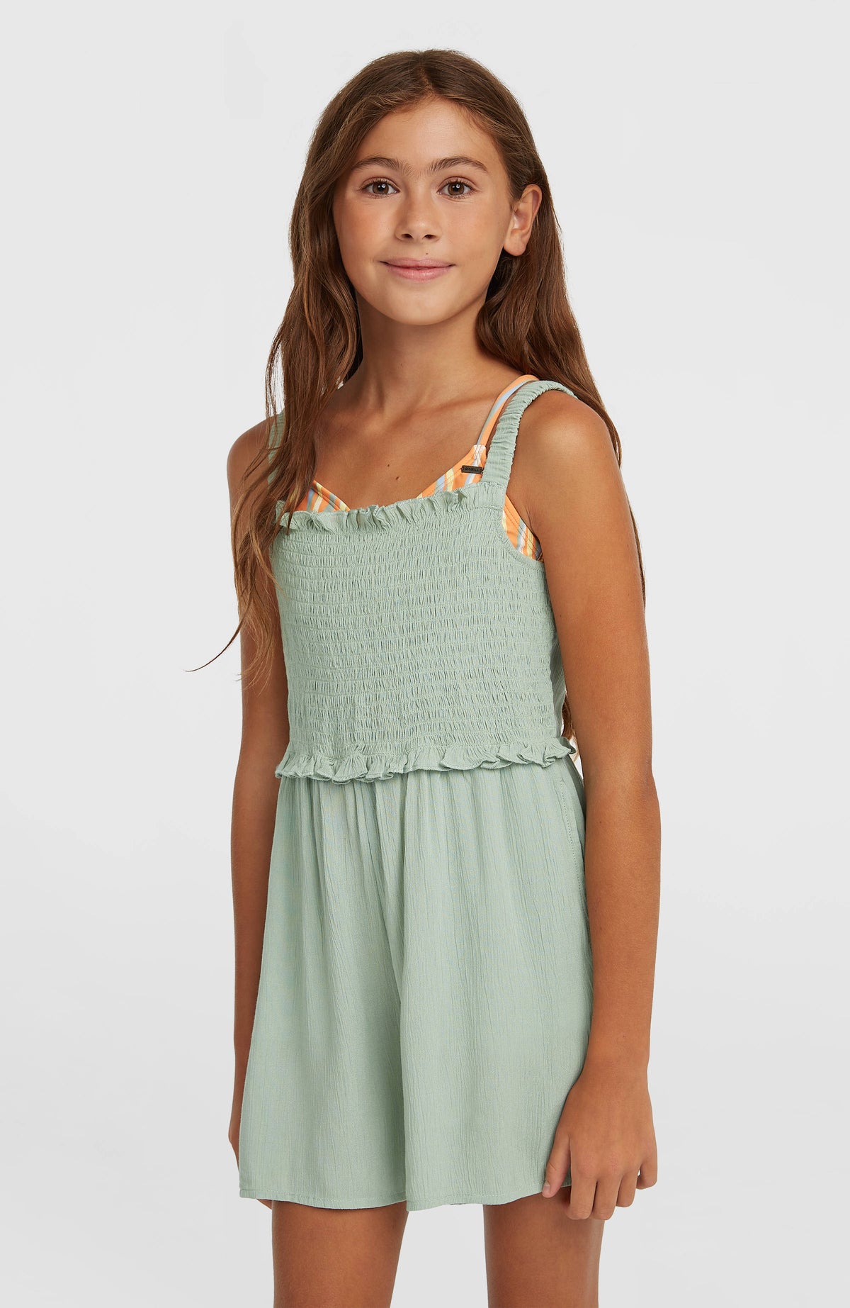 O'Neill Woven Playsuit für Mädchen, grün, Vorderansicht am Model mit gesmoktem Oberteil und Rüschen
