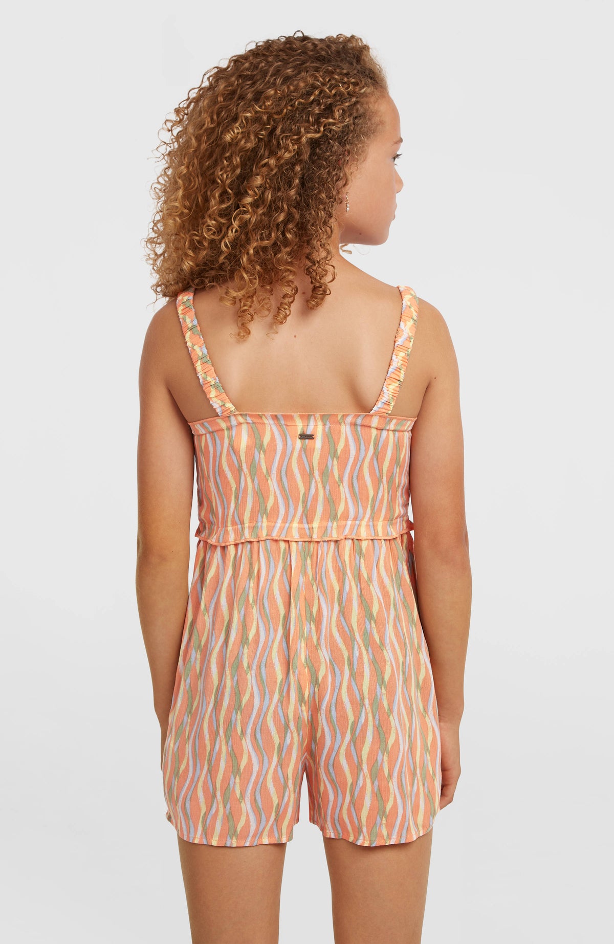 Woven Playsuit für Mädchen, orange mit Wellenmuster in Gelb und Grün, Rückansicht am Model
