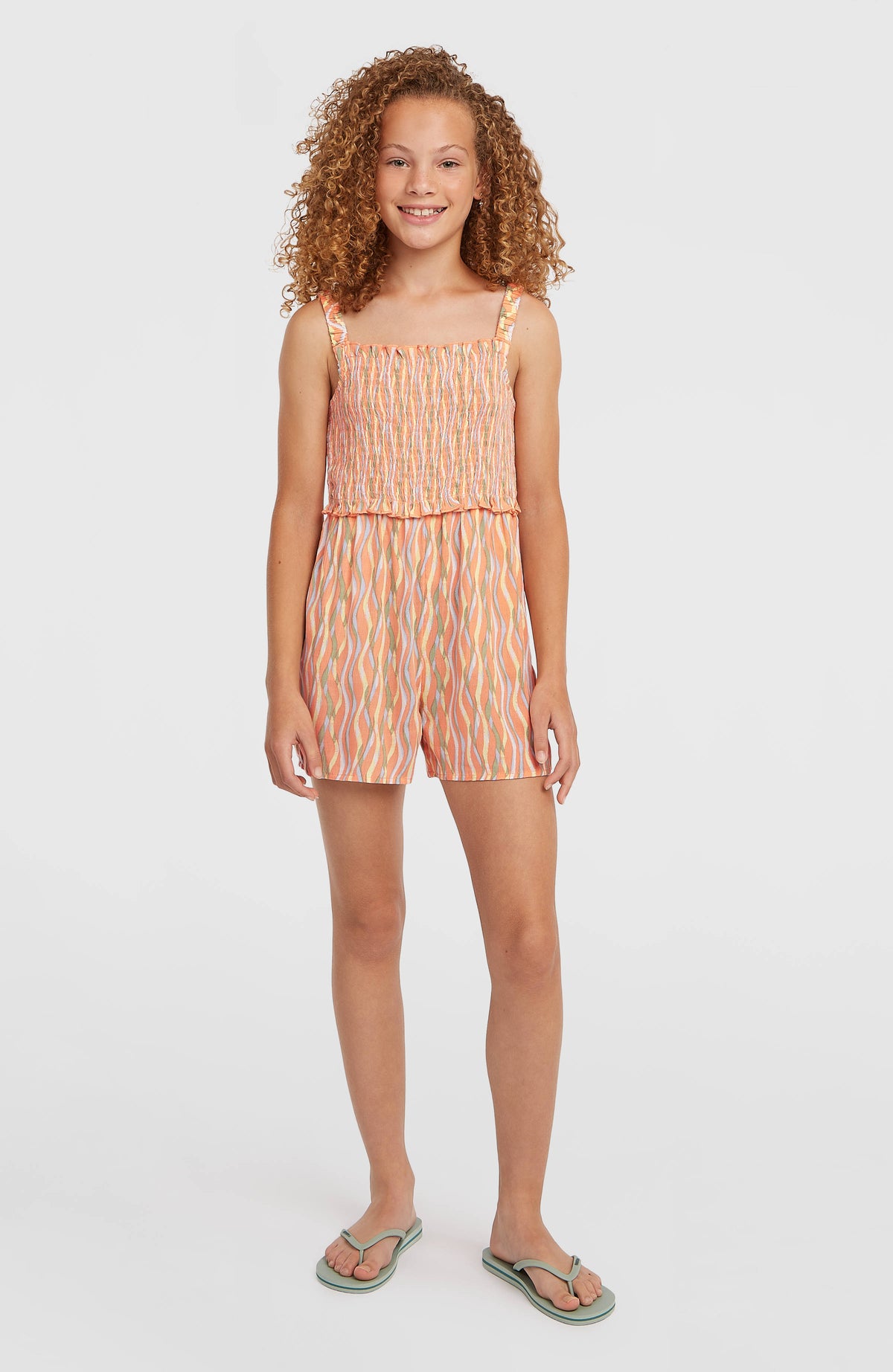 Woven Playsuit für Mädchen, orange mit Wellenmuster, Ganzkörperansicht von vorne am Model