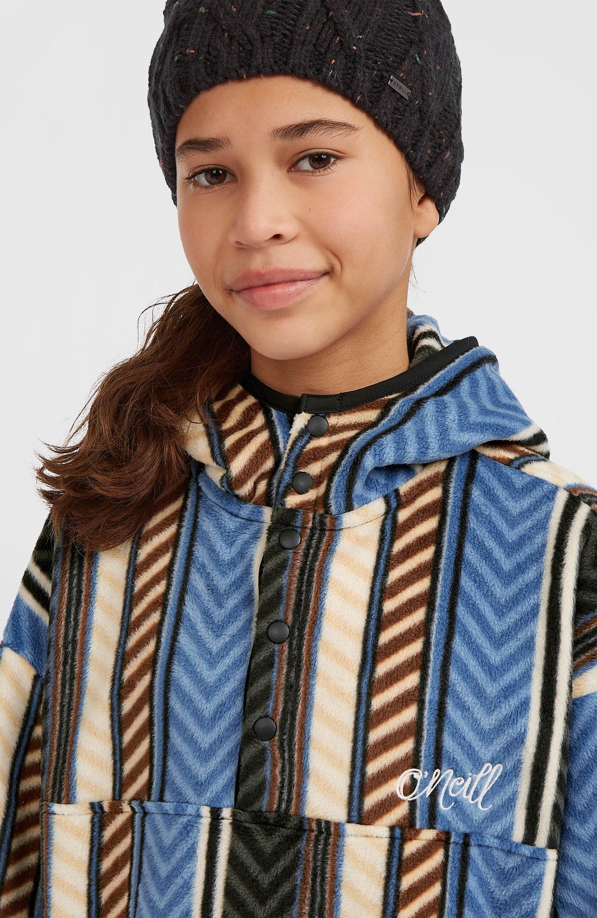 Nahaufnahme von Kragen, Knopfleiste und Logo-Stickerei am blauen Superfleece Hoodie für Mädchen