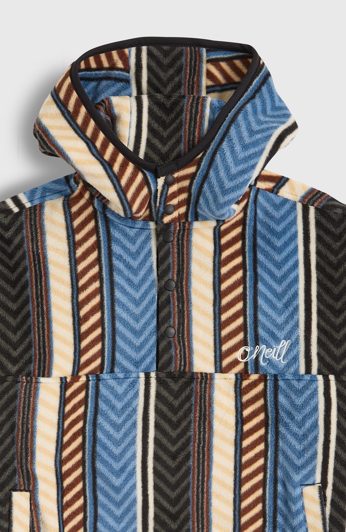 Nahaufnahme von Kapuze, Knopfleiste und Logo-Stickerei des blauen Superfleece Hoodie, freigestellt