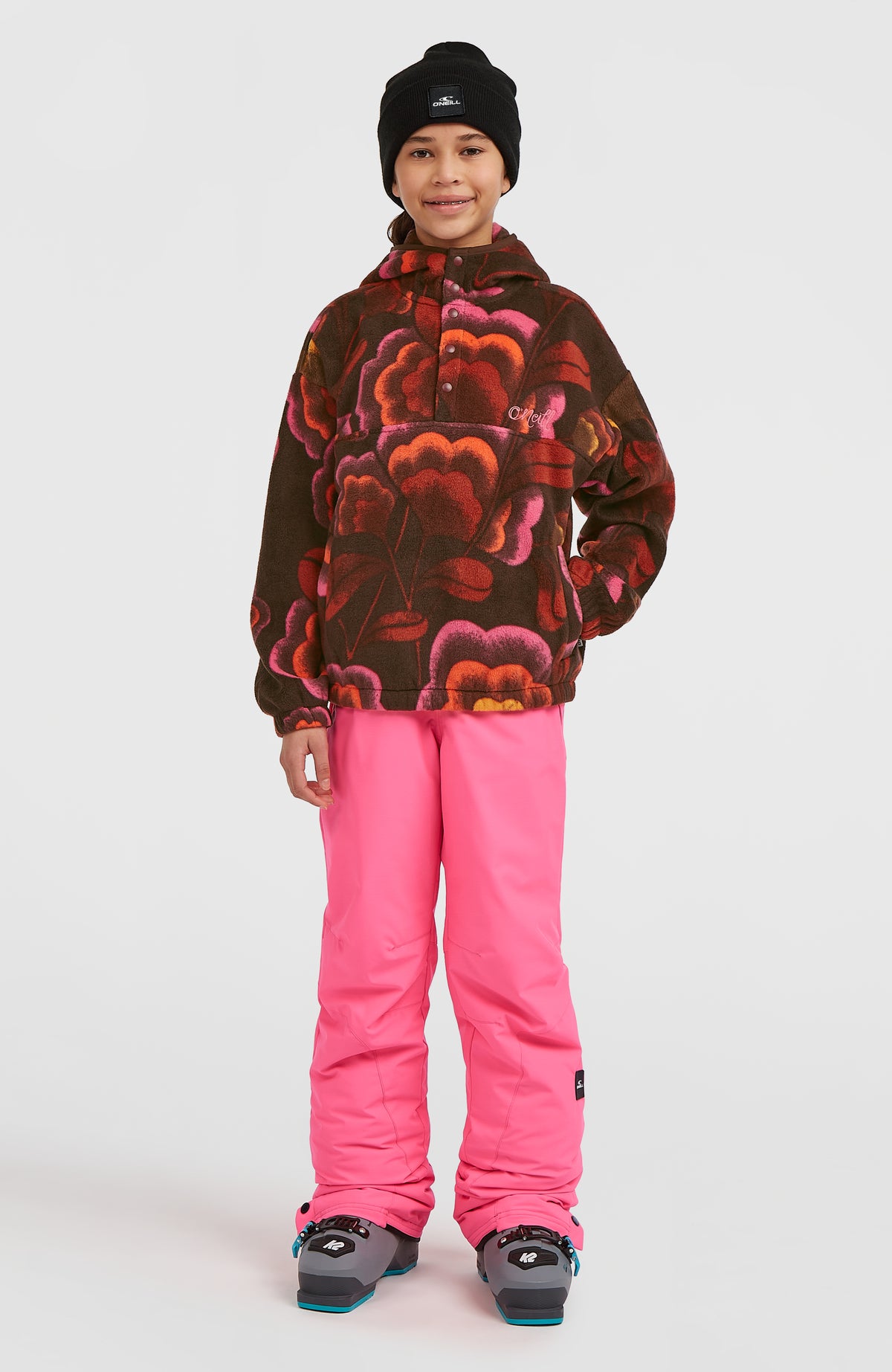 Superfleece Hoodie für Mädchen, braun mit Blumenmuster in Pink und Orange, getragen am Model in Ganzkörperansicht