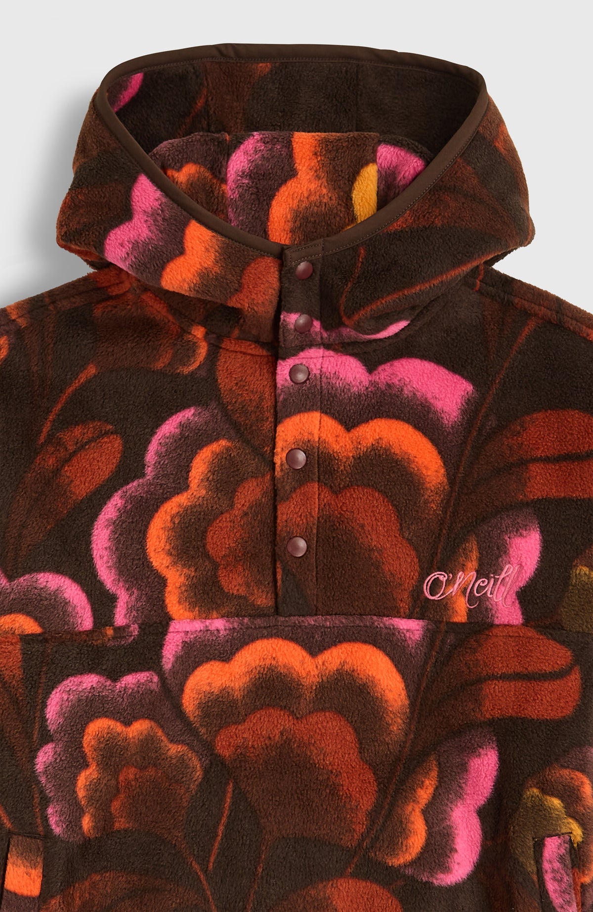 Superfleece Hoodie, braun mit Blumenmuster in Pink und Orange, Nahaufnahme von Kapuze, Druckknöpfen und Logo-Stickerei