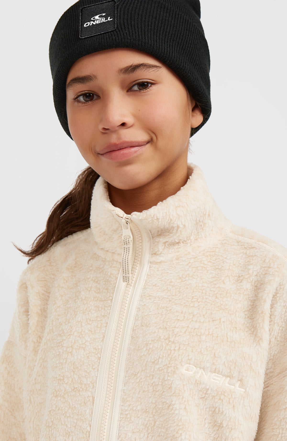 Flauschige Fleecejacke für Mädchen, beige, Nahaufnahme von Stehkragen und Reißverschluss am Model