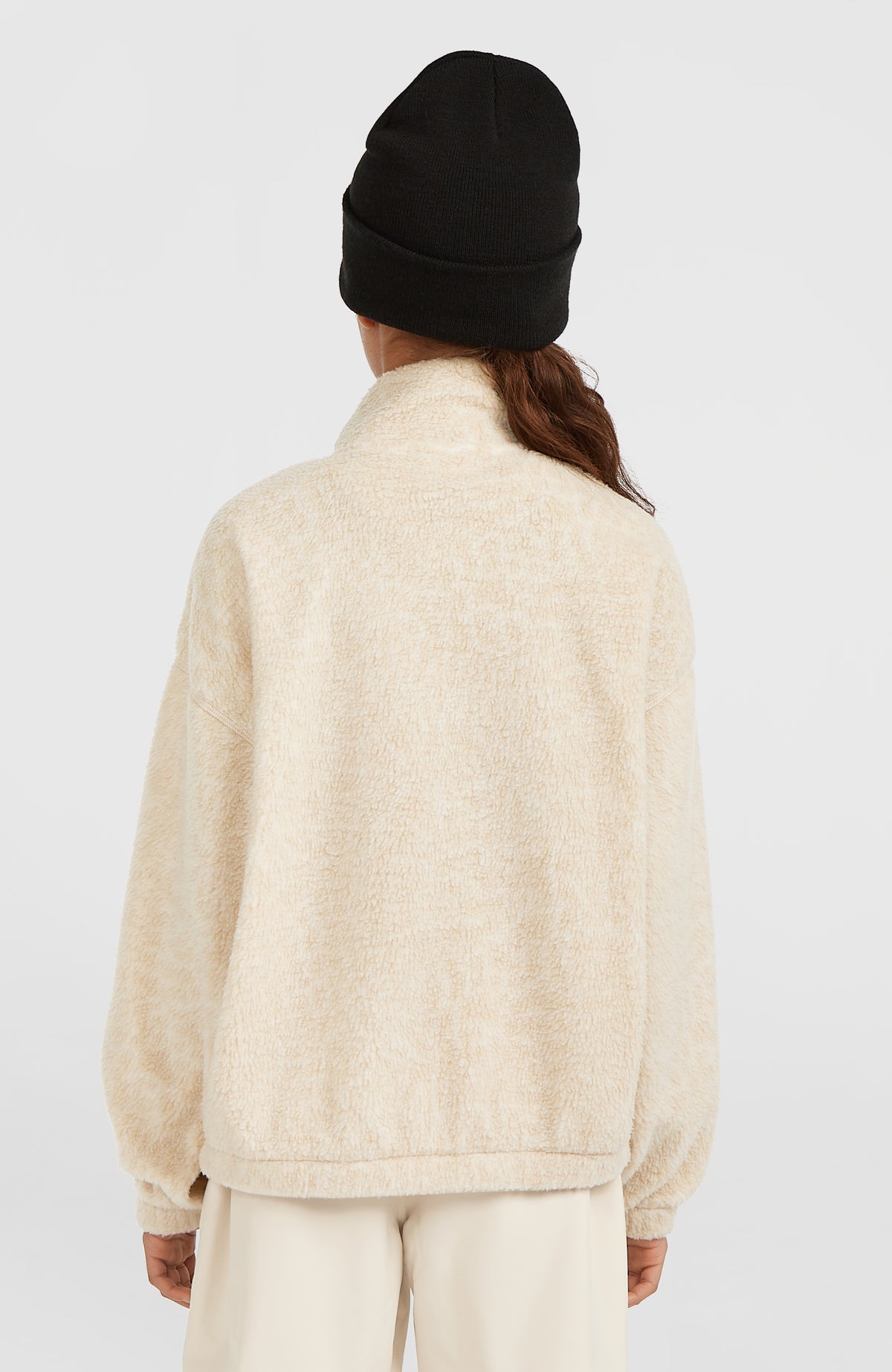 Flauschige Fleecejacke für Mädchen, beige, Rückansicht, getragen am Model