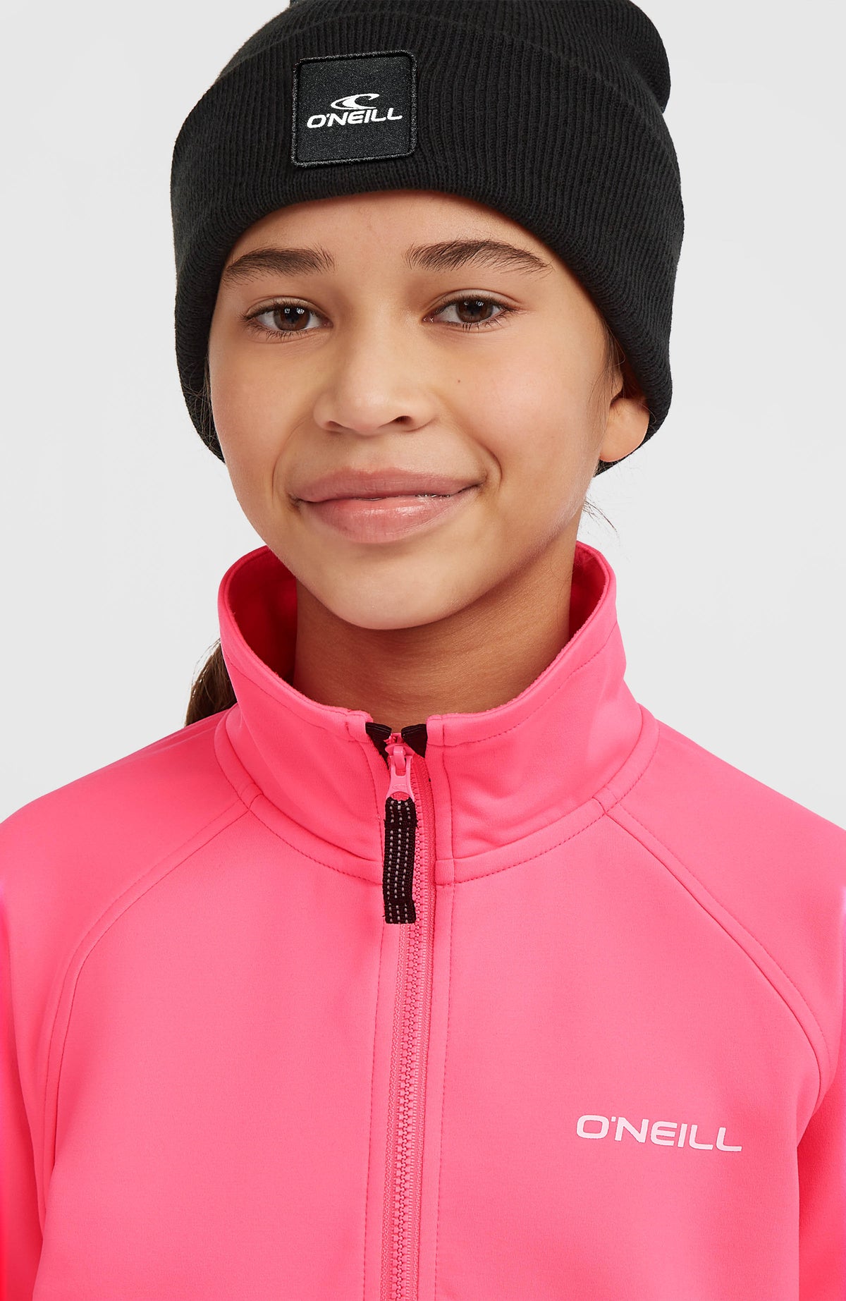 FWC'Cruz Fleecepullover für Mädchen, pink, Nahaufnahme von Stehkragen, kurzem Reißverschluss und weißem Logo-Schriftzug