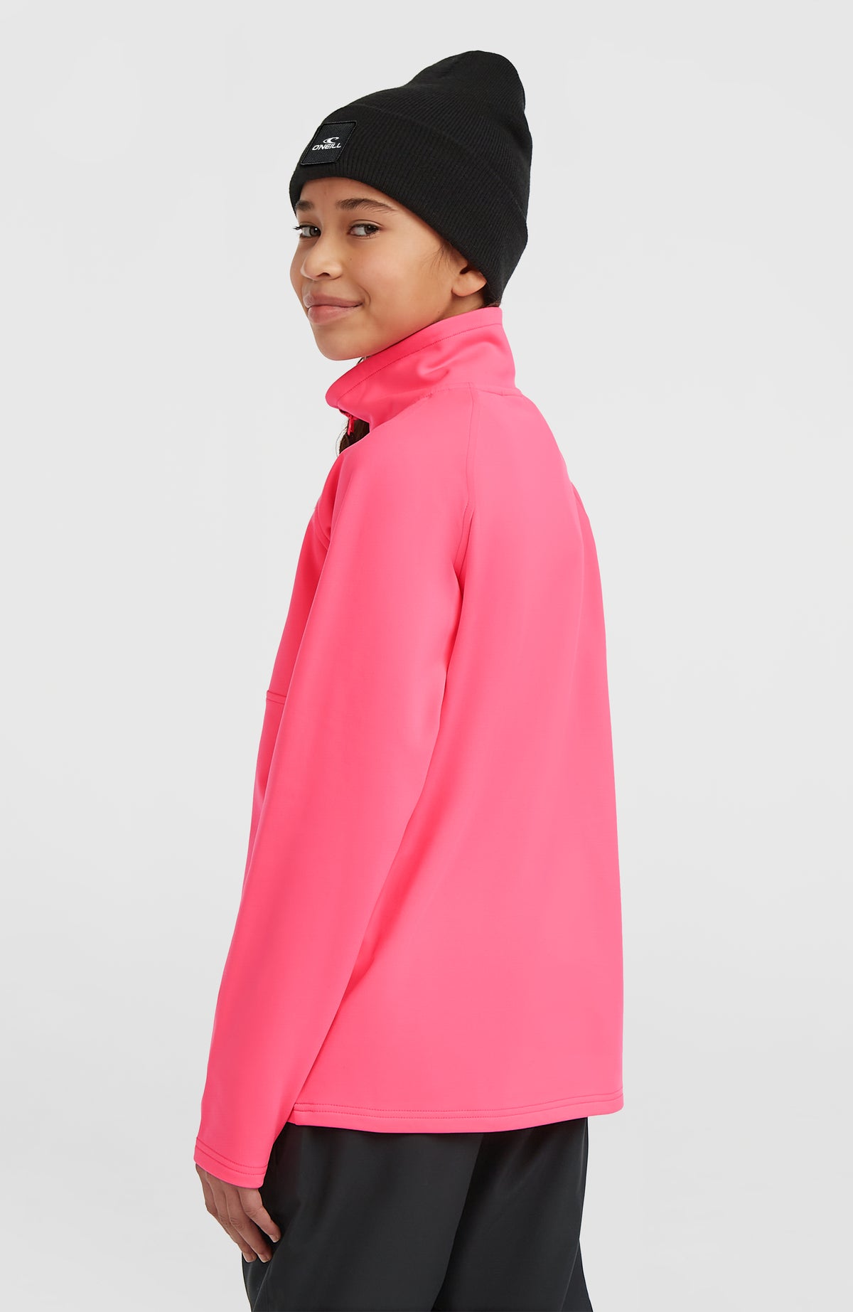 FWC'Cruz Fleecepullover für Mädchen, pink, Halbprofil von hinten am Model mit Raglan-Nähten und Stehkragen