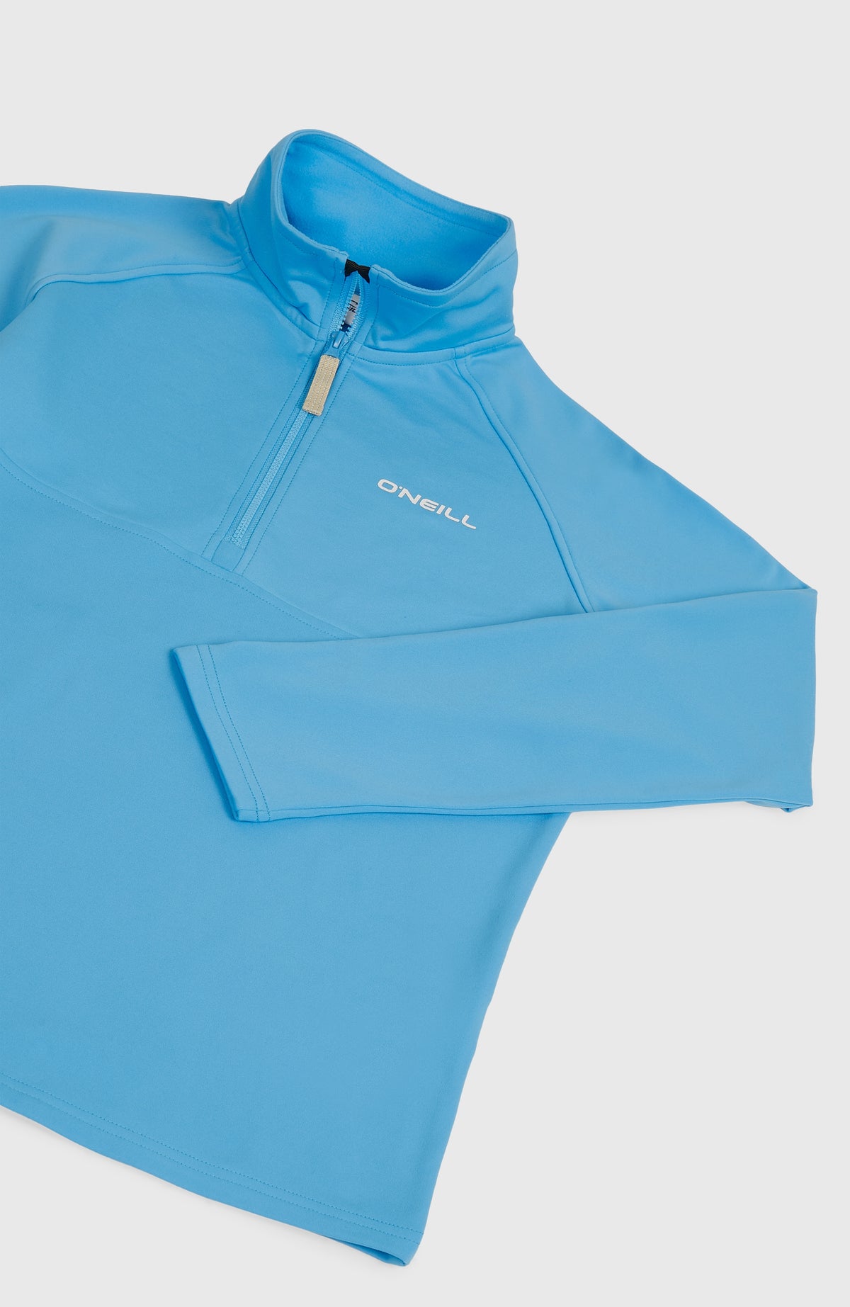FWC'Cruz Fleecepullover für Mädchen, blau, Nahaufnahme flach liegend von schräg oben mit Kragen und Brust-Print