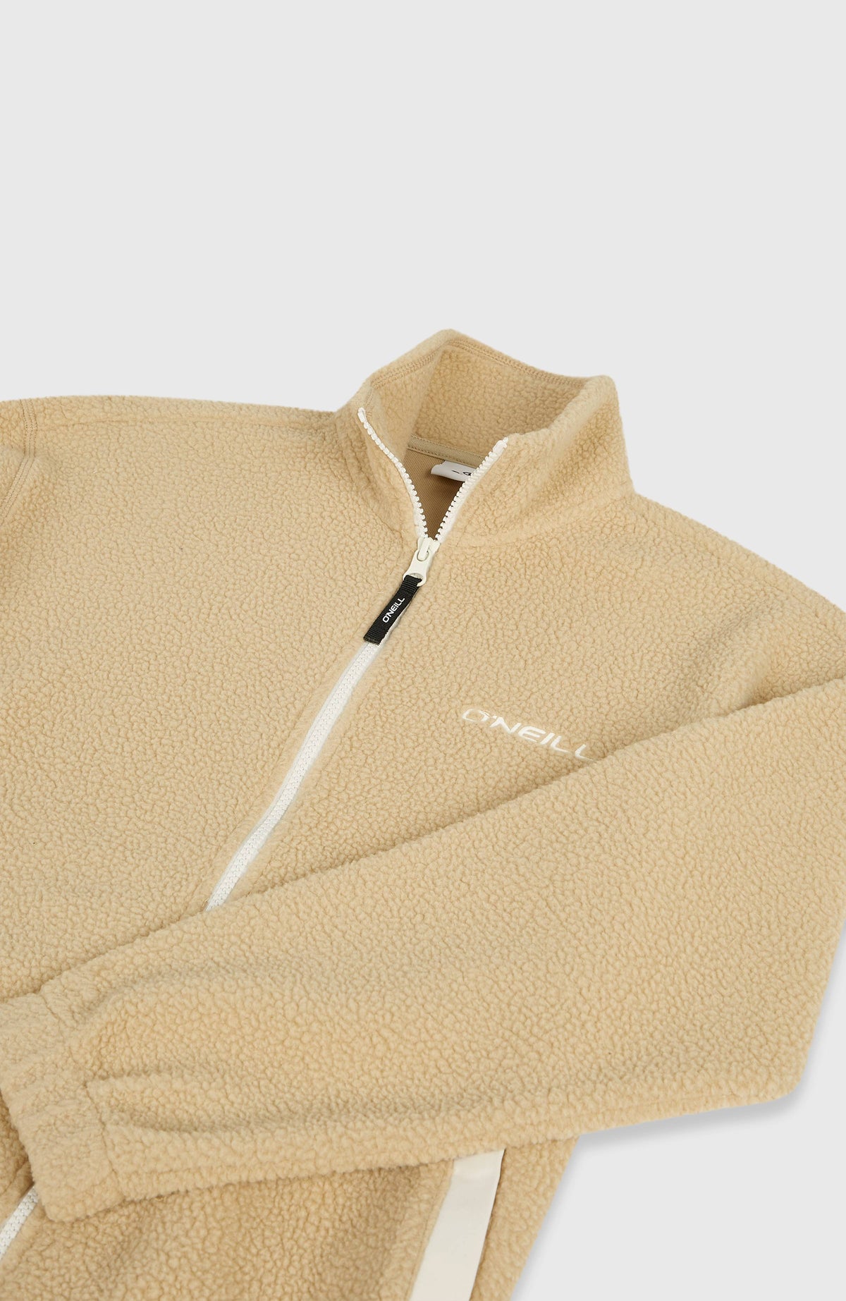 Flauschige Fleecejacke, beige, flach liegend von schräg oben, Detail von Kragen und Logo-Stickerei
