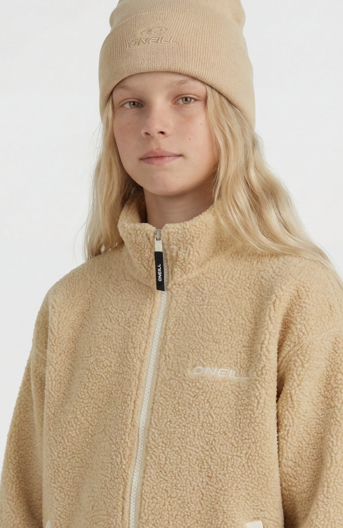 Flauschige Fleecejacke für Mädchen, beige, Nahaufnahme von Stehkragen und Reißverschluss am Model