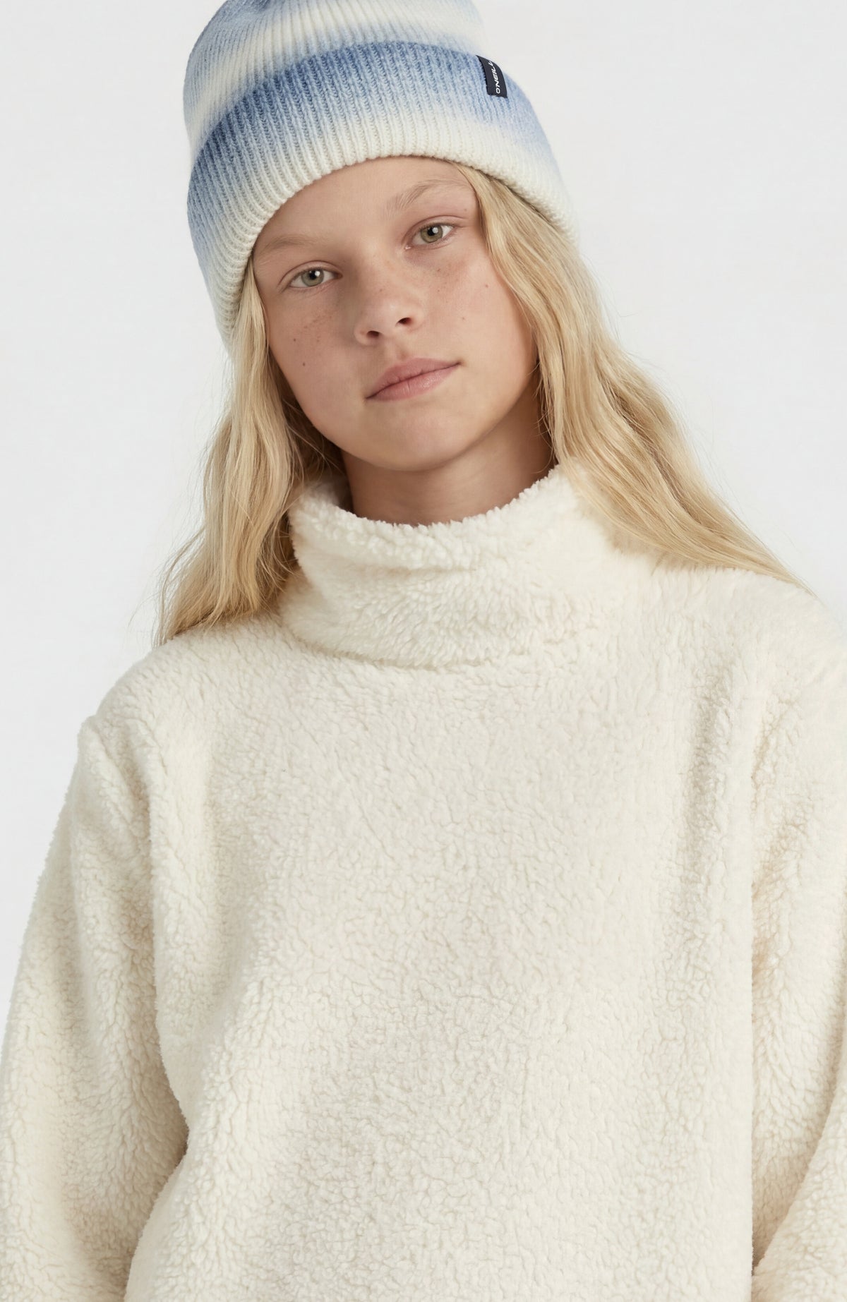 Kuscheliger FWC'Cruz Fleecepullover für Mädchen, weiß, Nahaufnahme des Kragens am Model