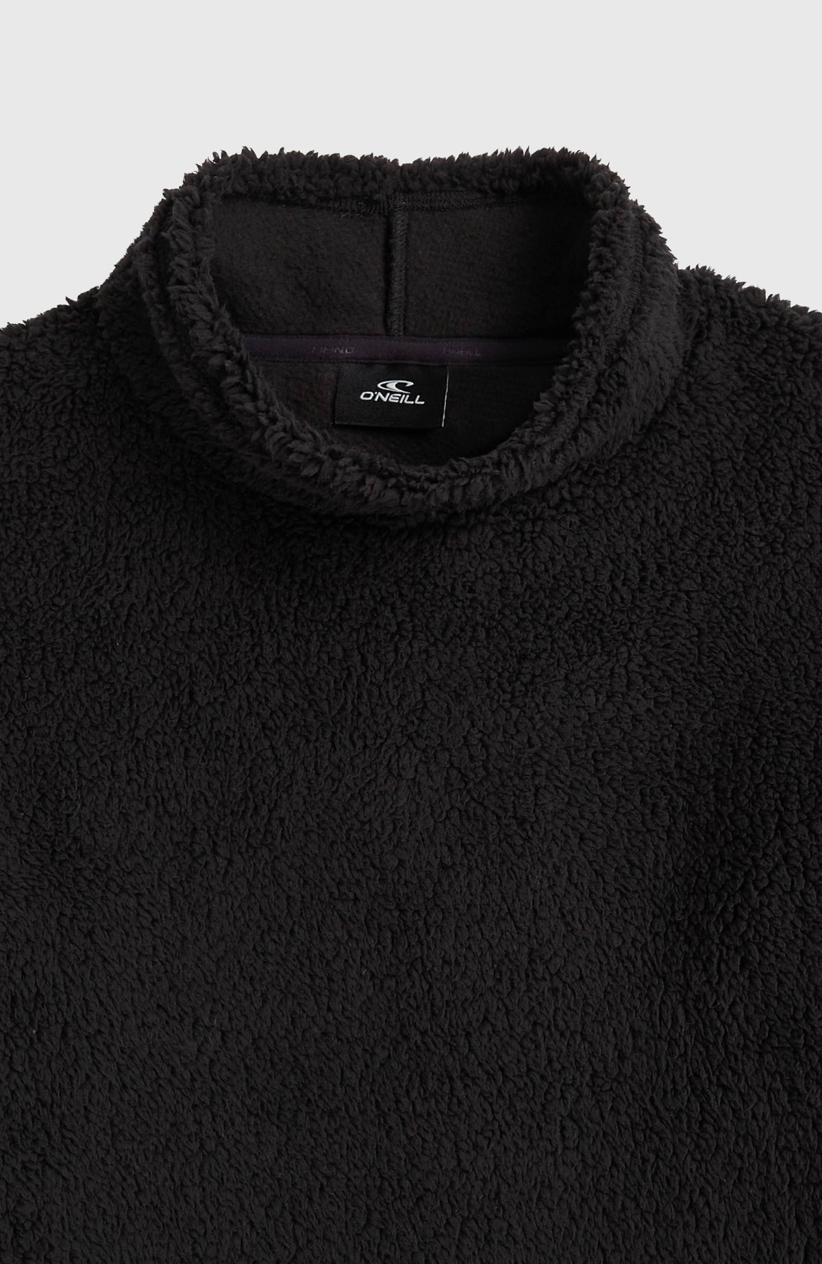 Kuscheliger FWC'Cruz Fleecepullover für Mädchen, schwarz, Nahaufnahme des Kragenbereichs mit kleinem Logo-Label