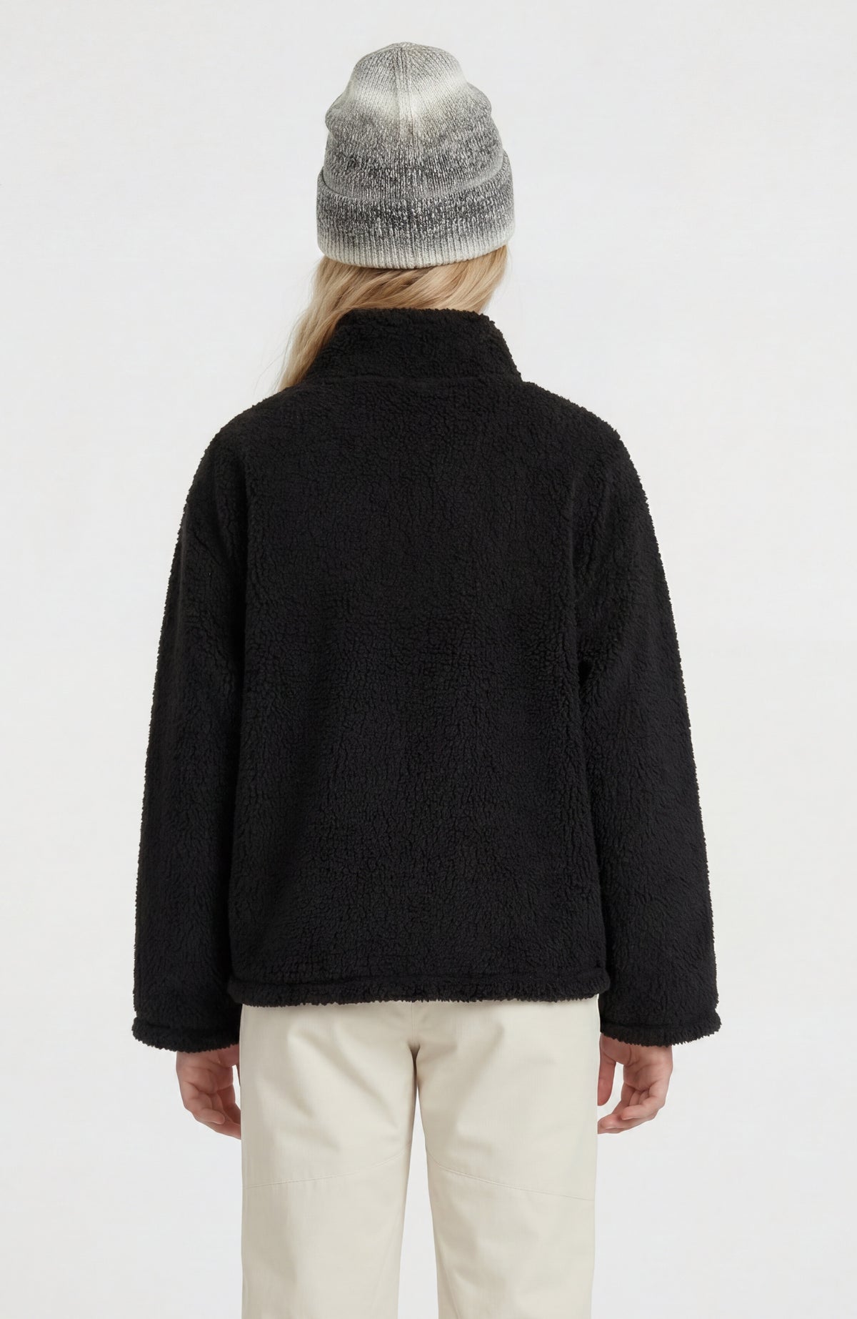 Kuscheliger FWC'Cruz Fleecepullover für Mädchen, schwarz, Rückansicht getragen am Model mit hohem Stehkragen