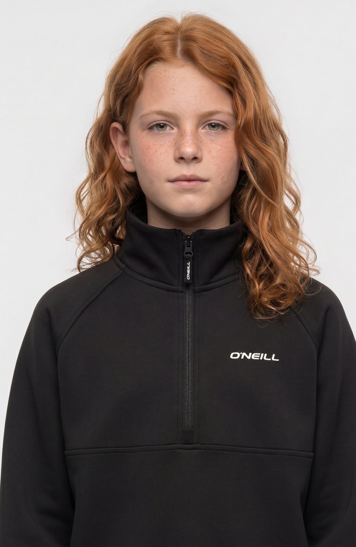 FWC'Cruz Fleecepullover für Mädchen, schwarz, Nahaufnahme von Stehkragen, Reißverschluss und Logo, am Model