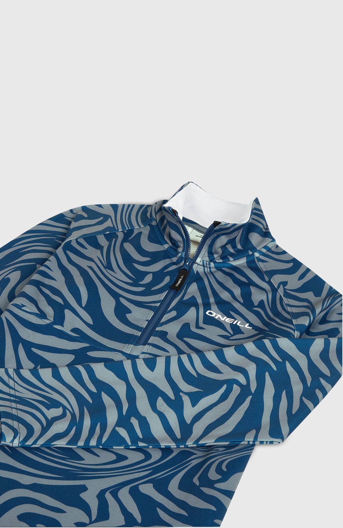 Nahaufnahme von Kragen und Logo-Schriftzug des blauen FWC'Cruz Printed Fleecepullovers mit Zebramuster in Grau