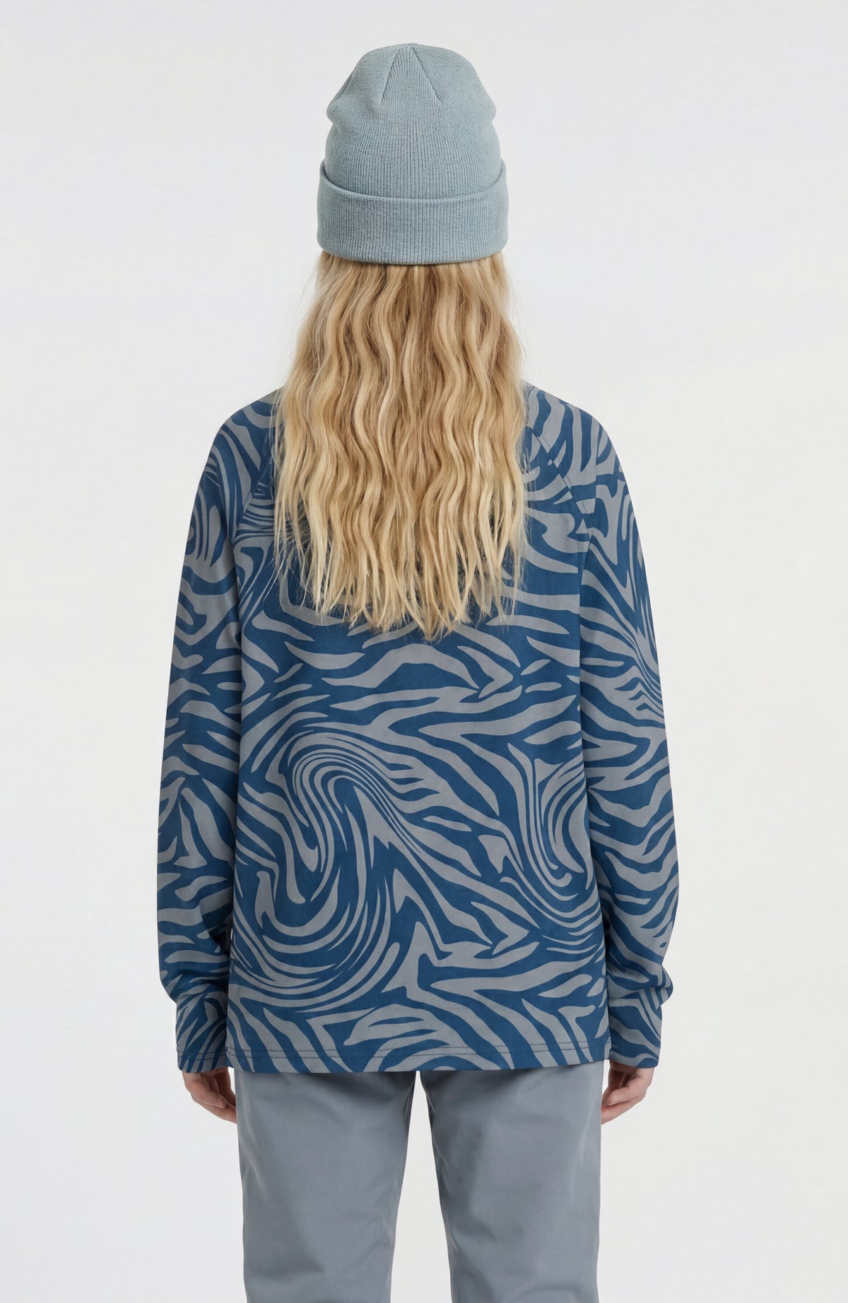 Blauer FWC'Cruz Printed Fleecepullover für Mädchen mit Zebramuster in Grau, Rückansicht getragen am Model