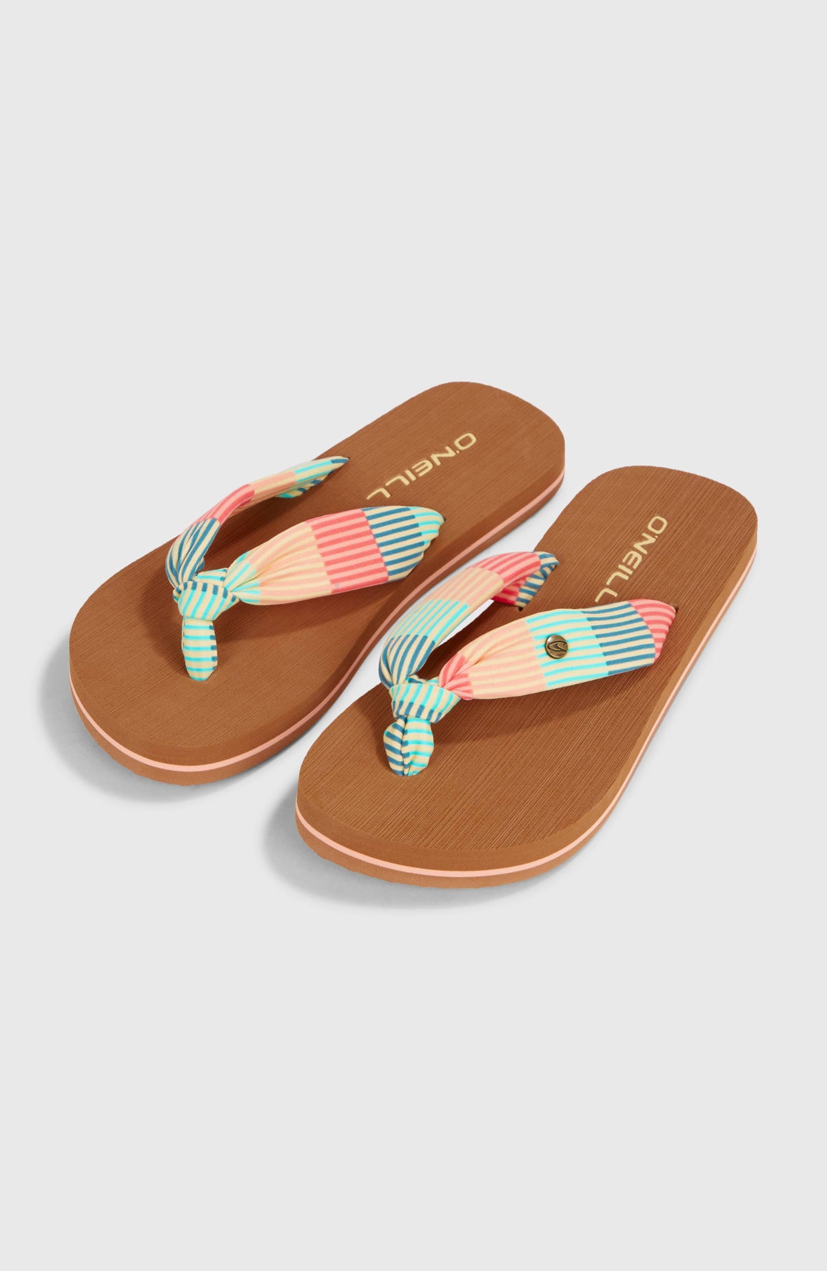 O'Neill Ditsy Sun Sandalen für Mädchen, grün mit Streifenmuster in Rosa und Türkis, Paar freigestellt von oben