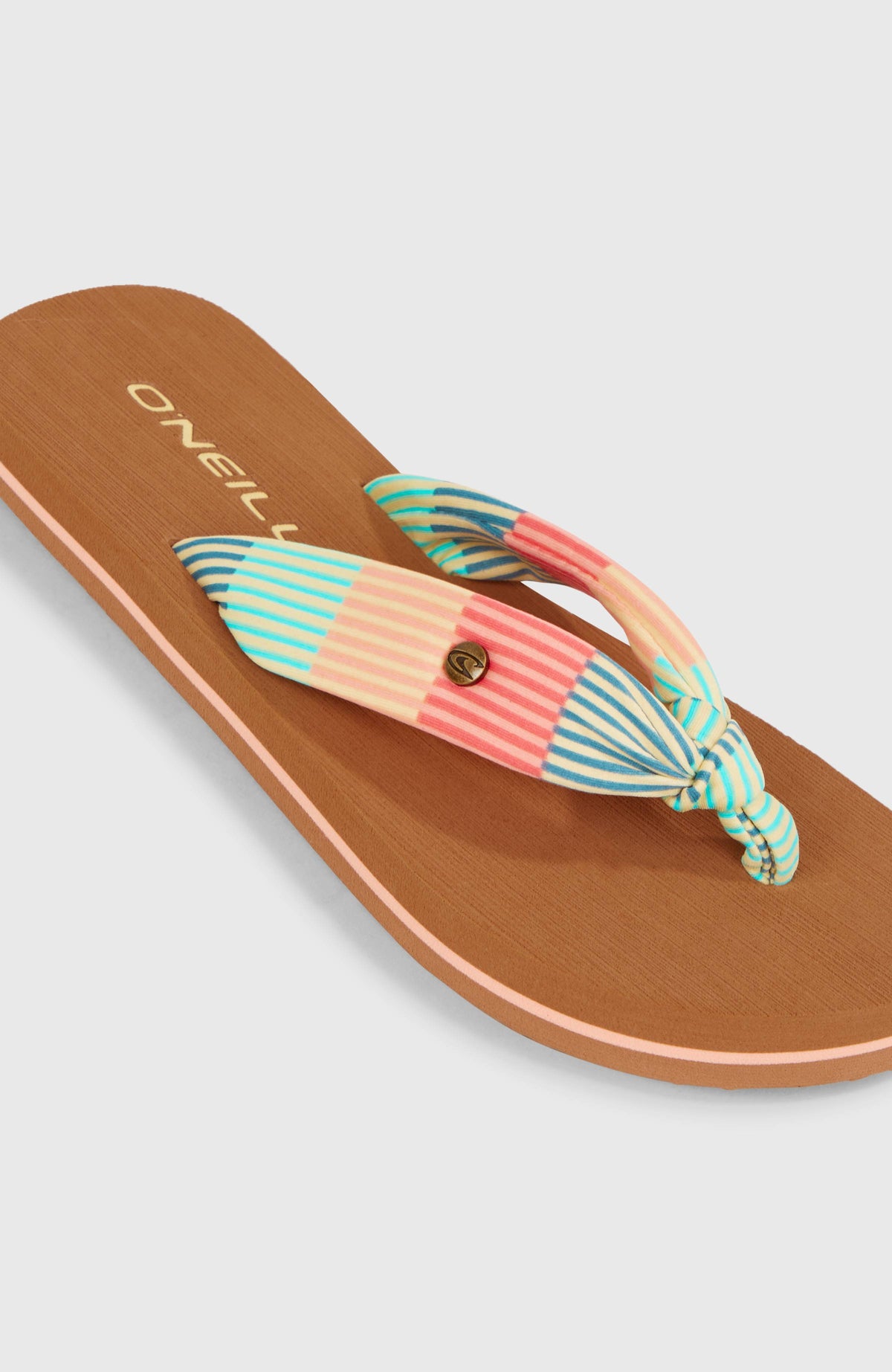 Grüne Ditsy Sun Sandalen für Mädchen, Nahaufnahme von Riemen mit Streifenmuster in Rosa und Türkis sowie Logo-Badge