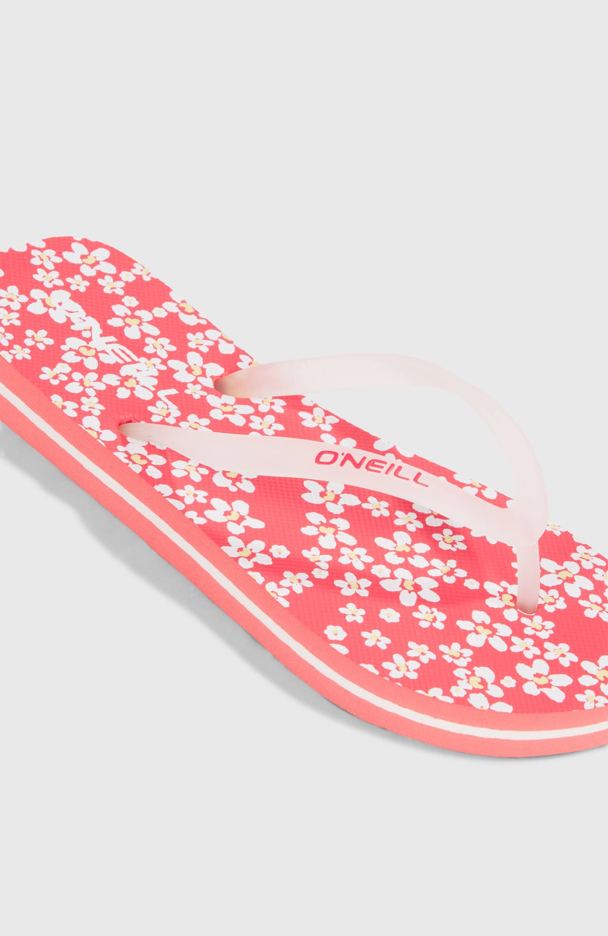 Profile Graphic Sandalen, pink mit Blumenmuster in Weiß, Nahaufnahme des Riemens mit Logo-Schriftzug