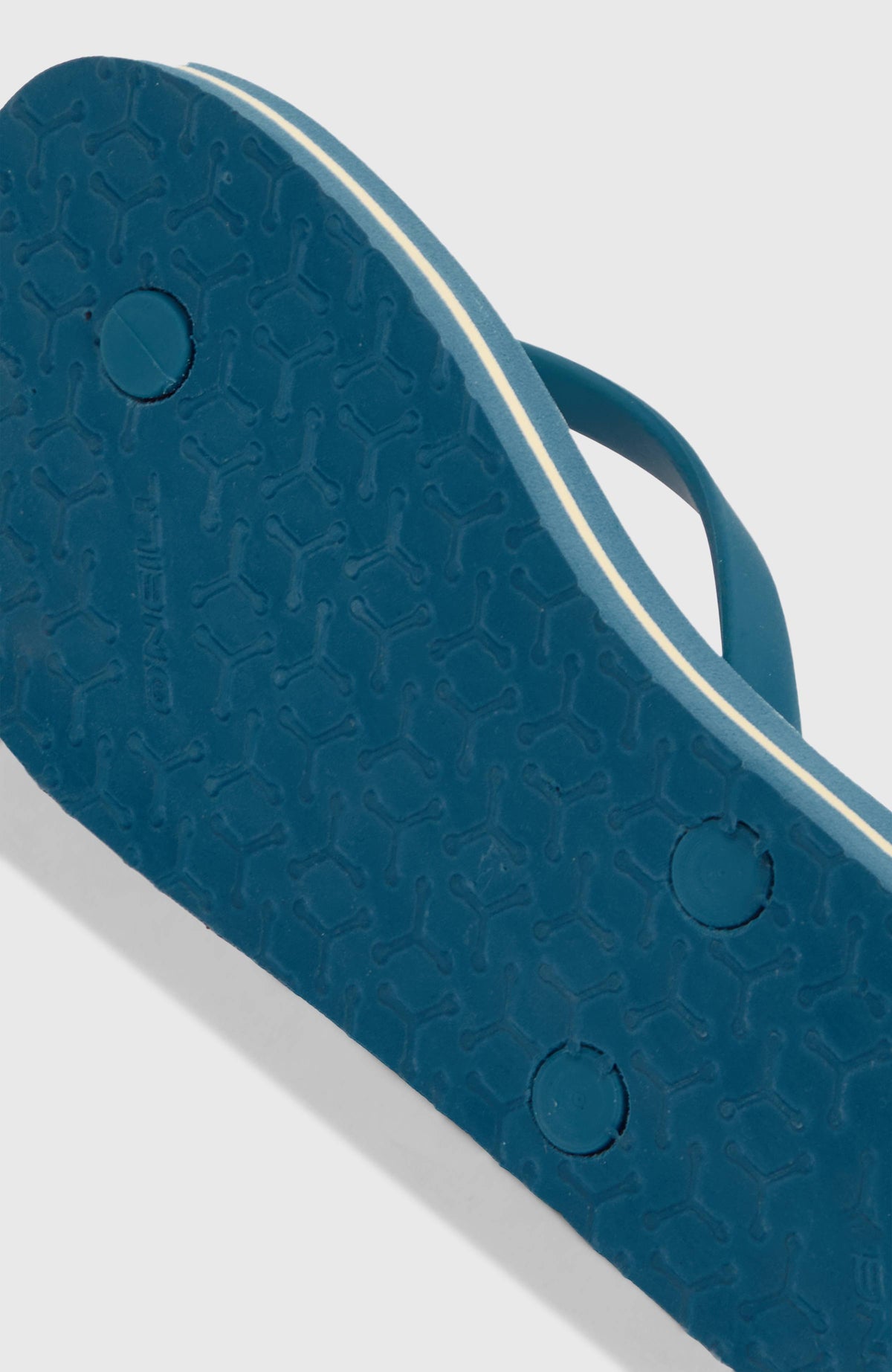 Nahaufnahme der profilierten Laufsohle der blauen Profile Graphic Sandalen für Mädchen