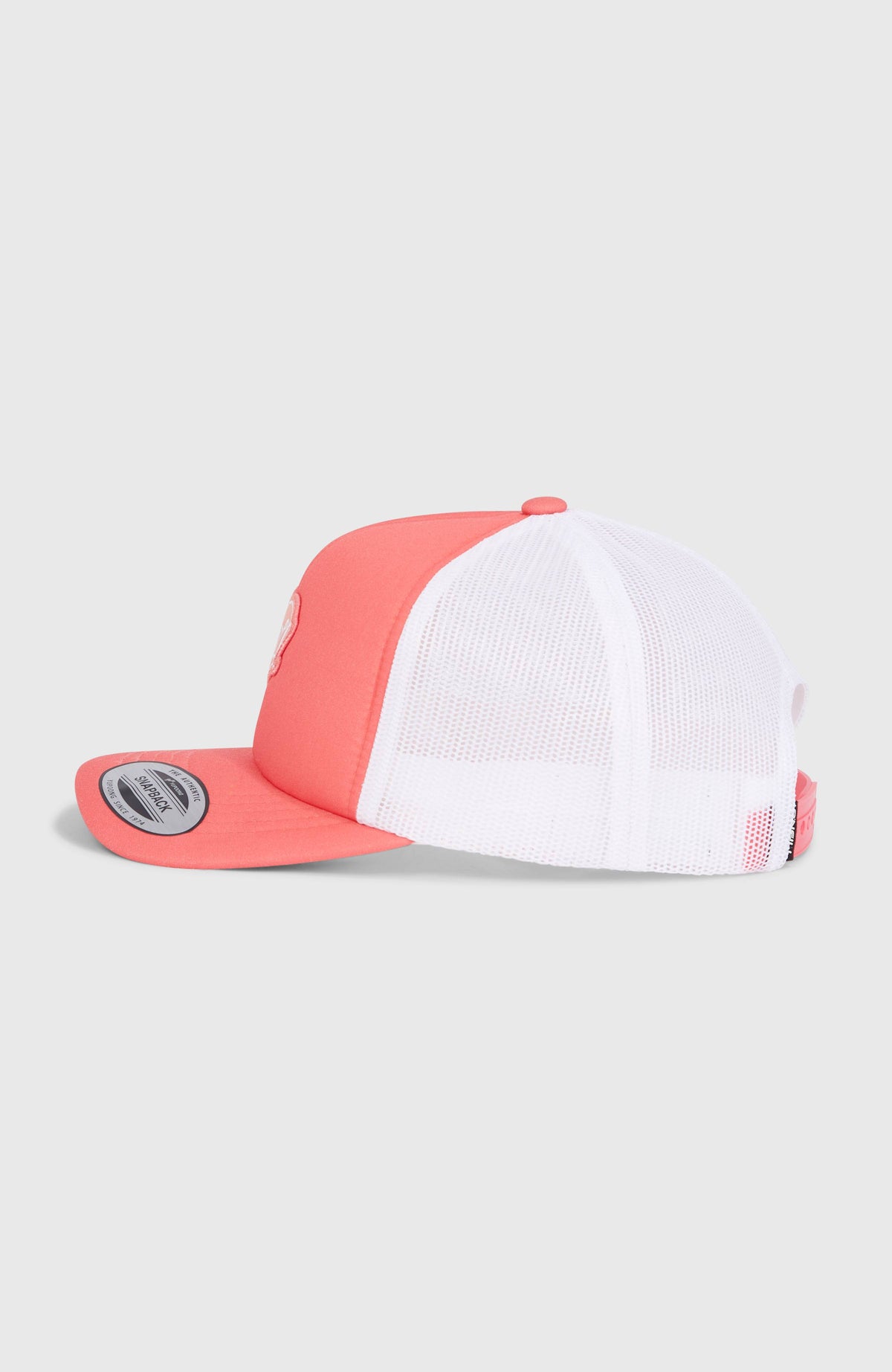Pinke Flood Trucker Cap für Mädchen, freigestellt in der Seitenansicht