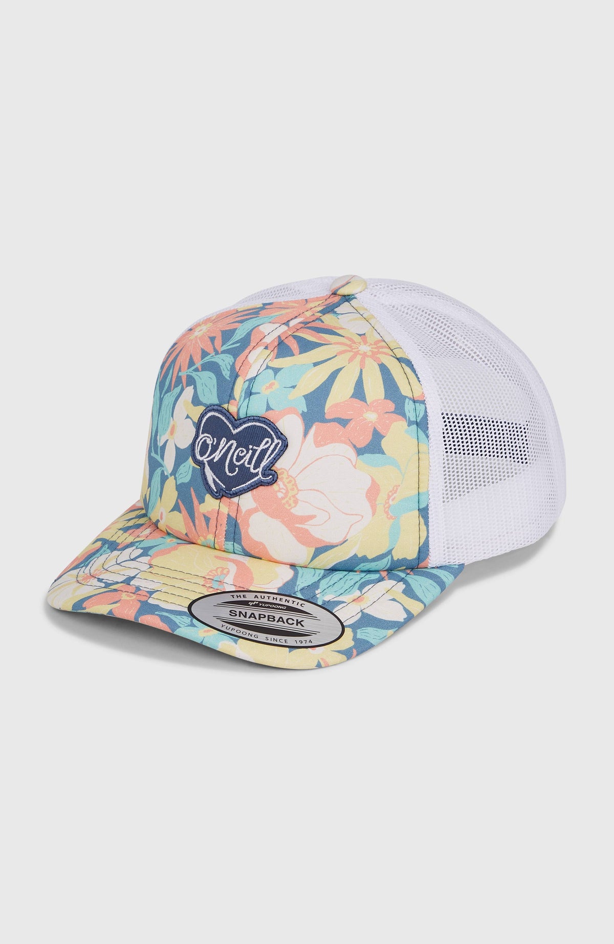 O'Neill Flood Trucker Cap für Mädchen, blau mit Blumenmuster in Gelb und Rosa, freigestellt von schräg vorne